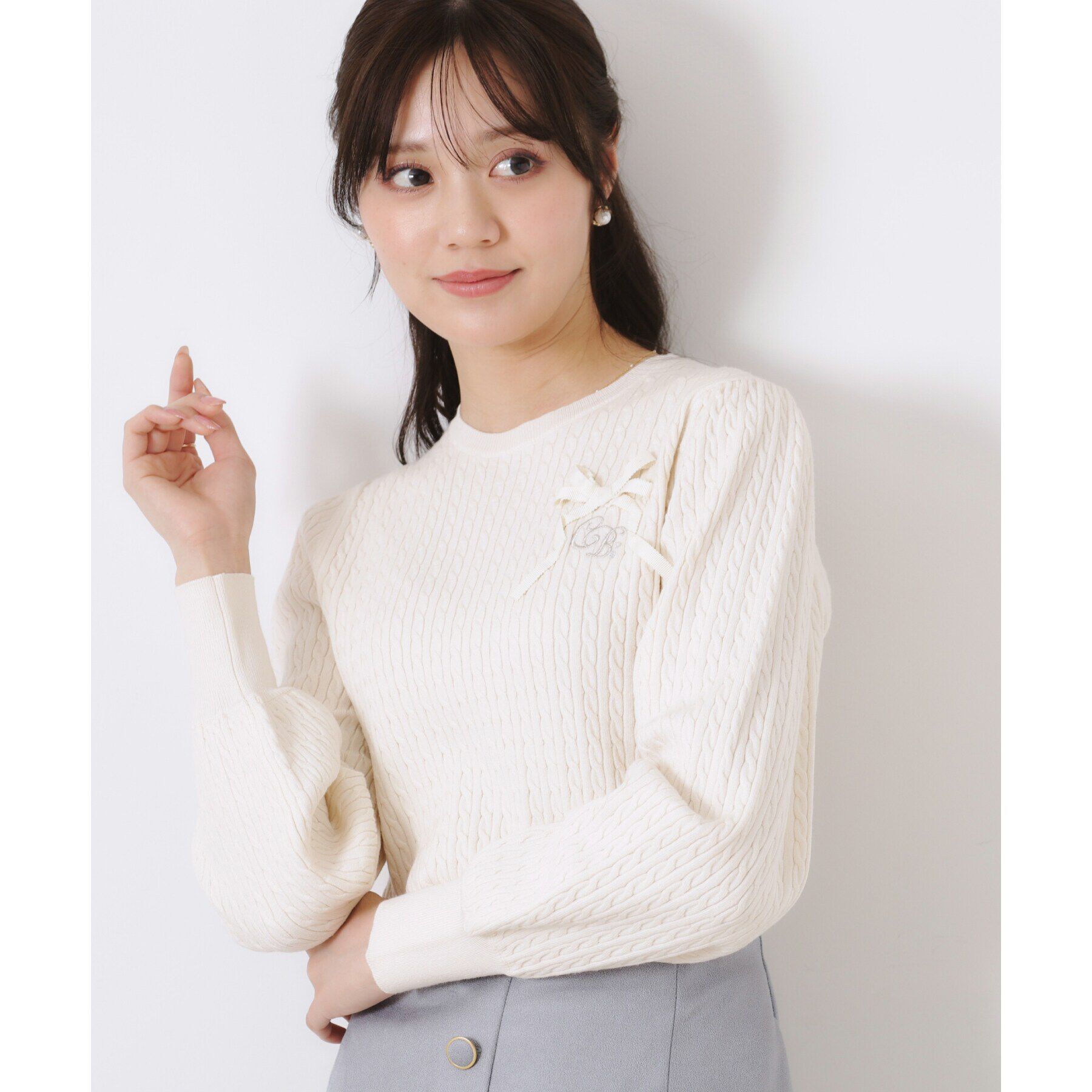 Couture broach「【きれいめカジュアル/通勤】細ケーブルリボン刺繍ロゴニット」|ニット・セーター|