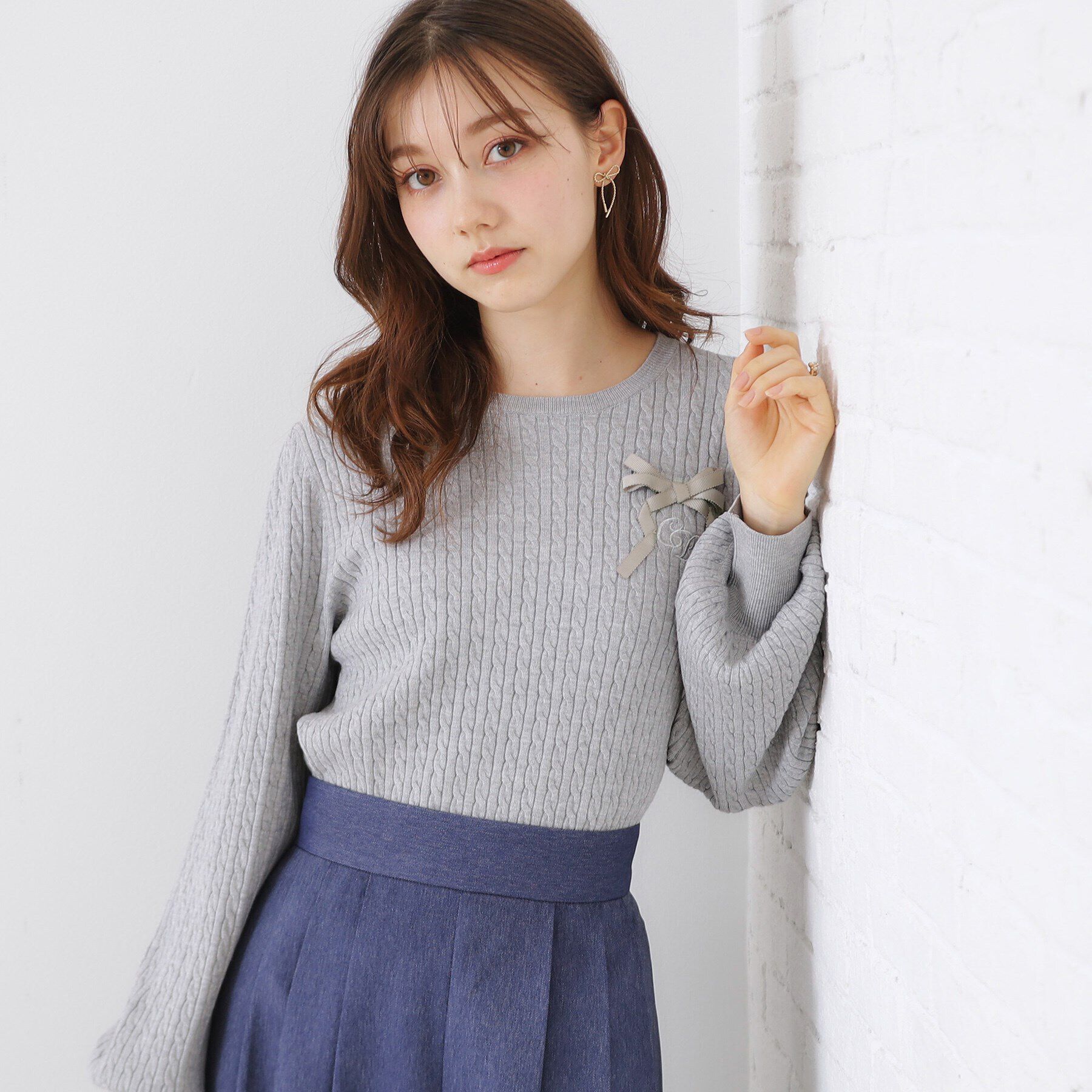 Couture broach「【きれいめカジュアル/通勤】細ケーブルリボン刺繍ロゴニット」|ニット・セーター|