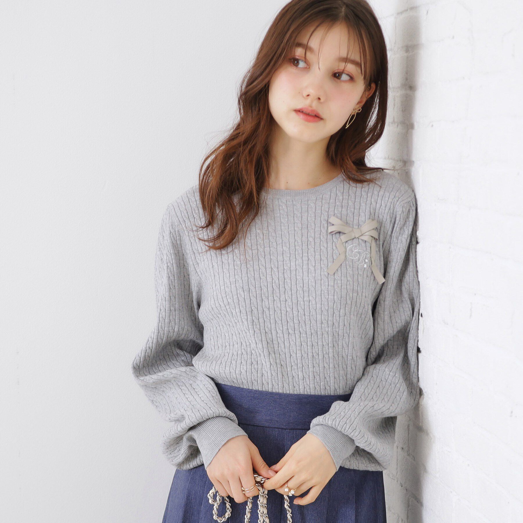 Couture broach「【きれいめカジュアル/通勤】細ケーブルリボン刺繍ロゴニット」|ニット・セーター|