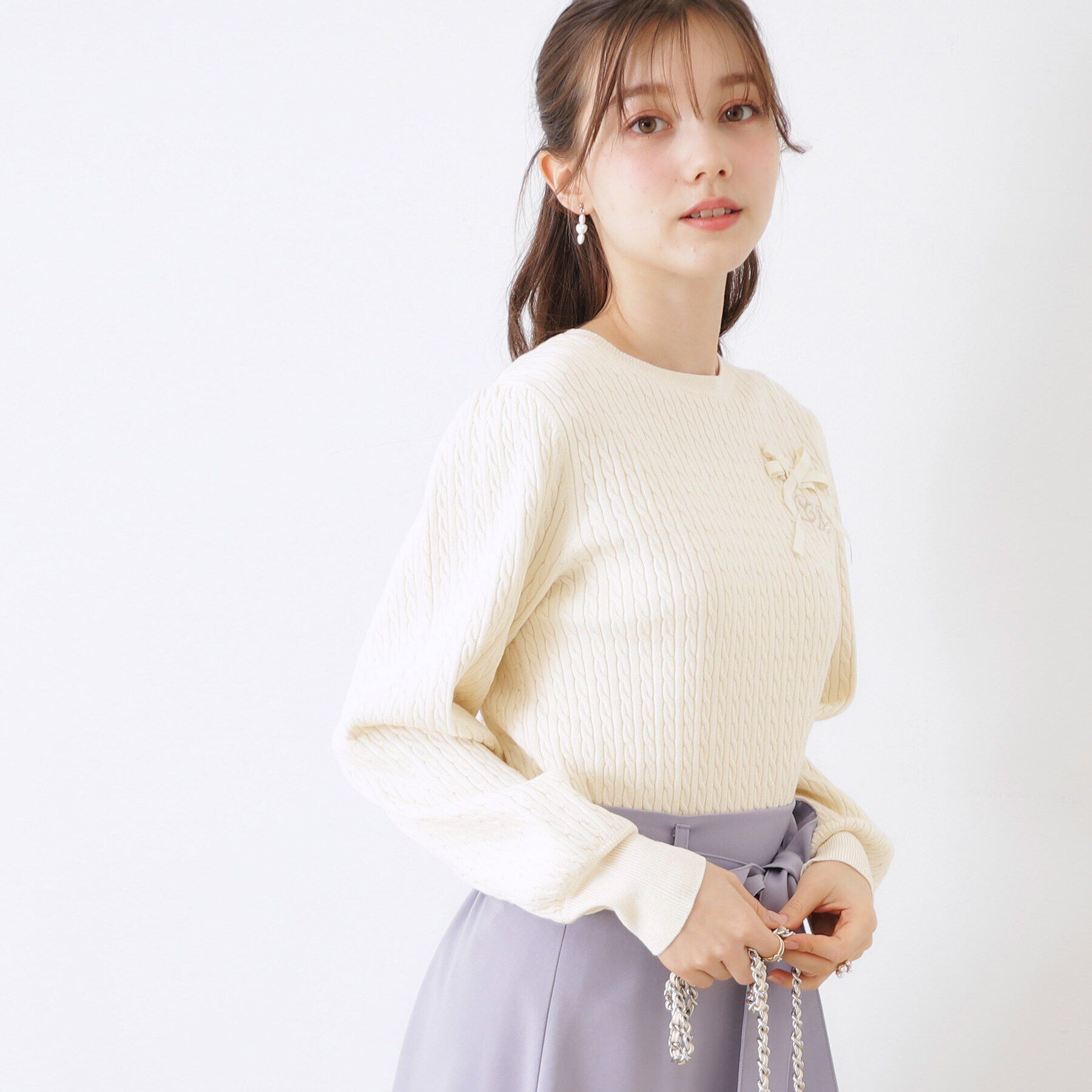 Couture broach「【きれいめカジュアル/通勤】細ケーブルリボン刺繍ロゴニット」|ニット・セーター|