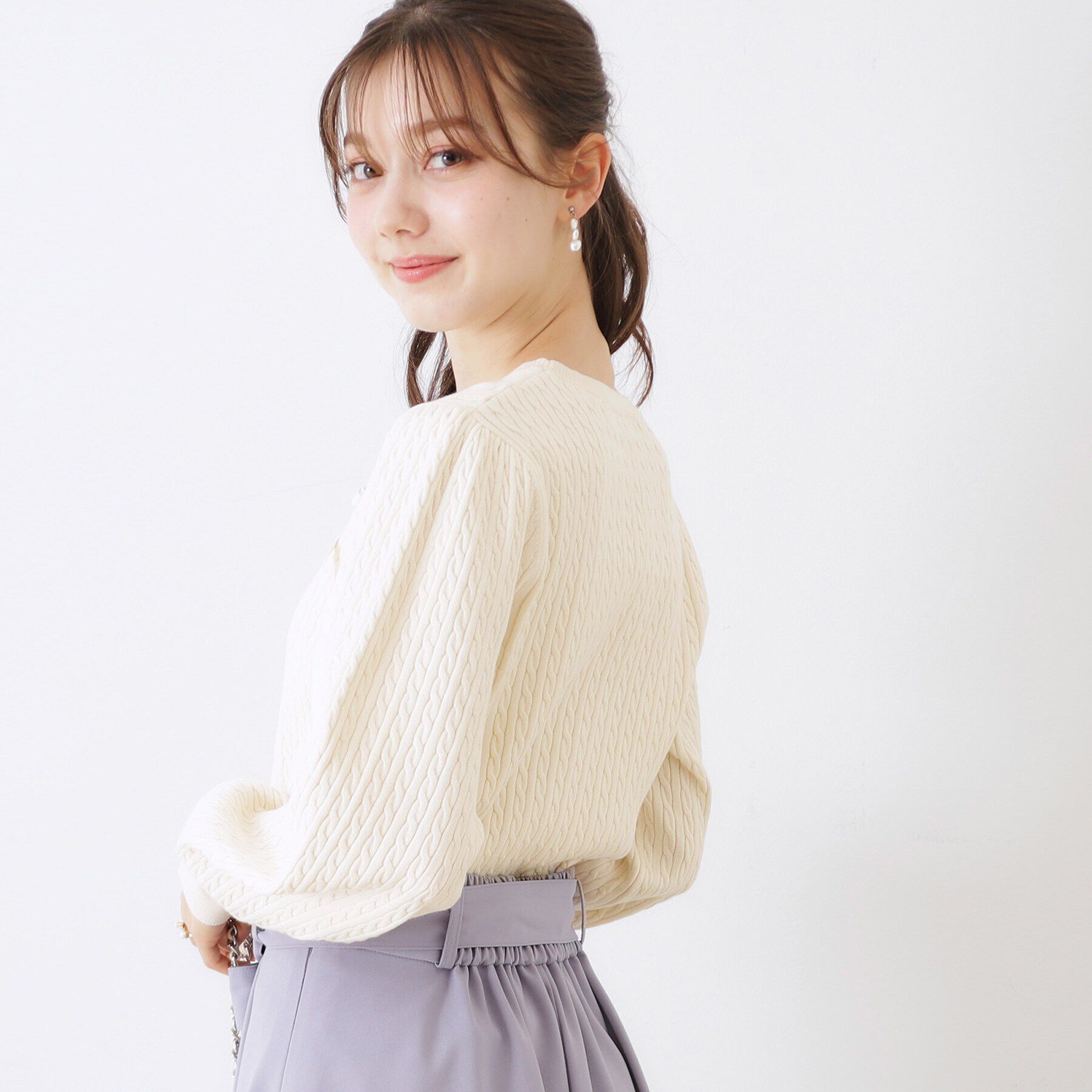 Couture broach「【きれいめカジュアル/通勤】細ケーブルリボン刺繍ロゴニット」|ニット・セーター|