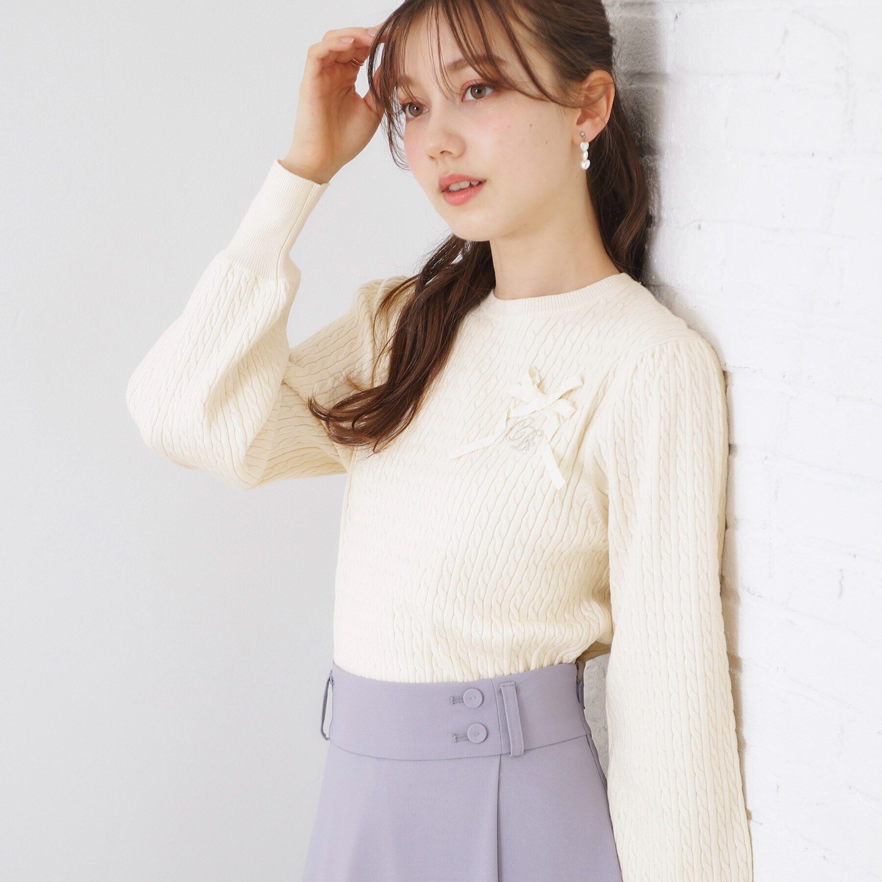 Couture broach「【きれいめカジュアル/通勤】細ケーブルリボン刺繍ロゴニット」|ニット・セーター|