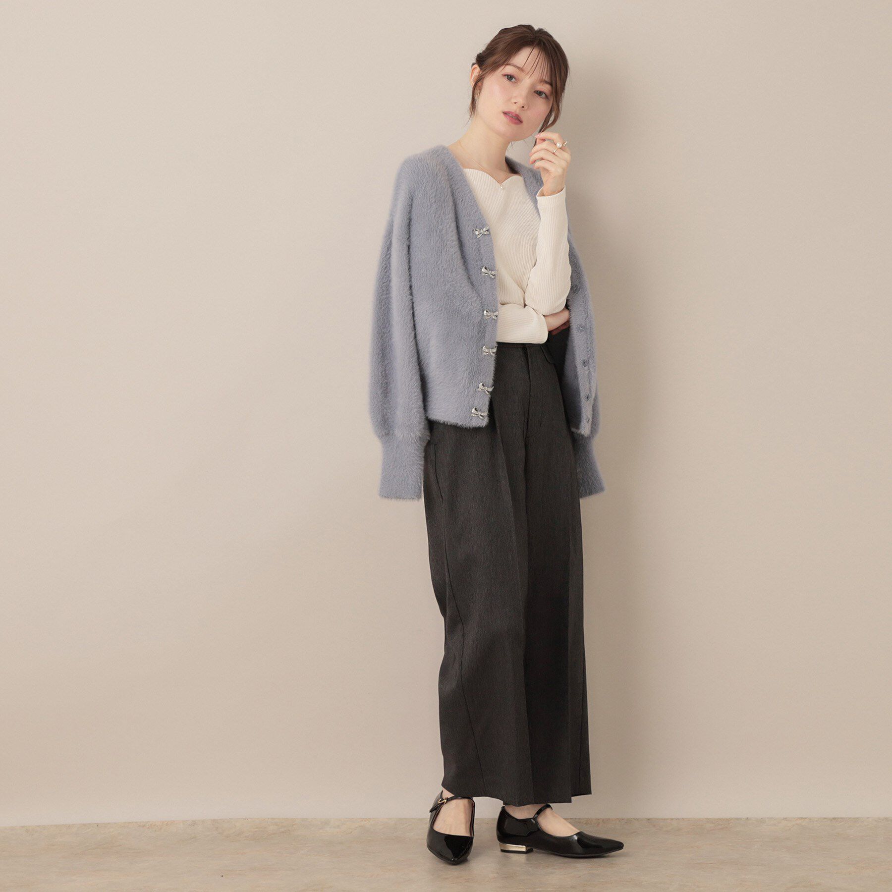 Couture broach「【高見え・大人可愛い】ビジューリボン釦 前後2WAYフェザーカーディガントップス」|カーディガン|