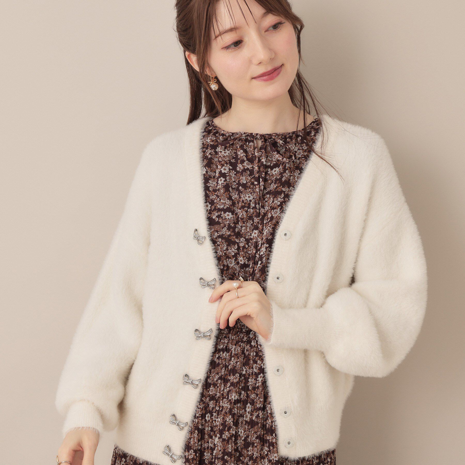 Couture broach「【高見え・大人可愛い】ビジューリボン釦 前後2WAYフェザーカーディガントップス」|カーディガン|