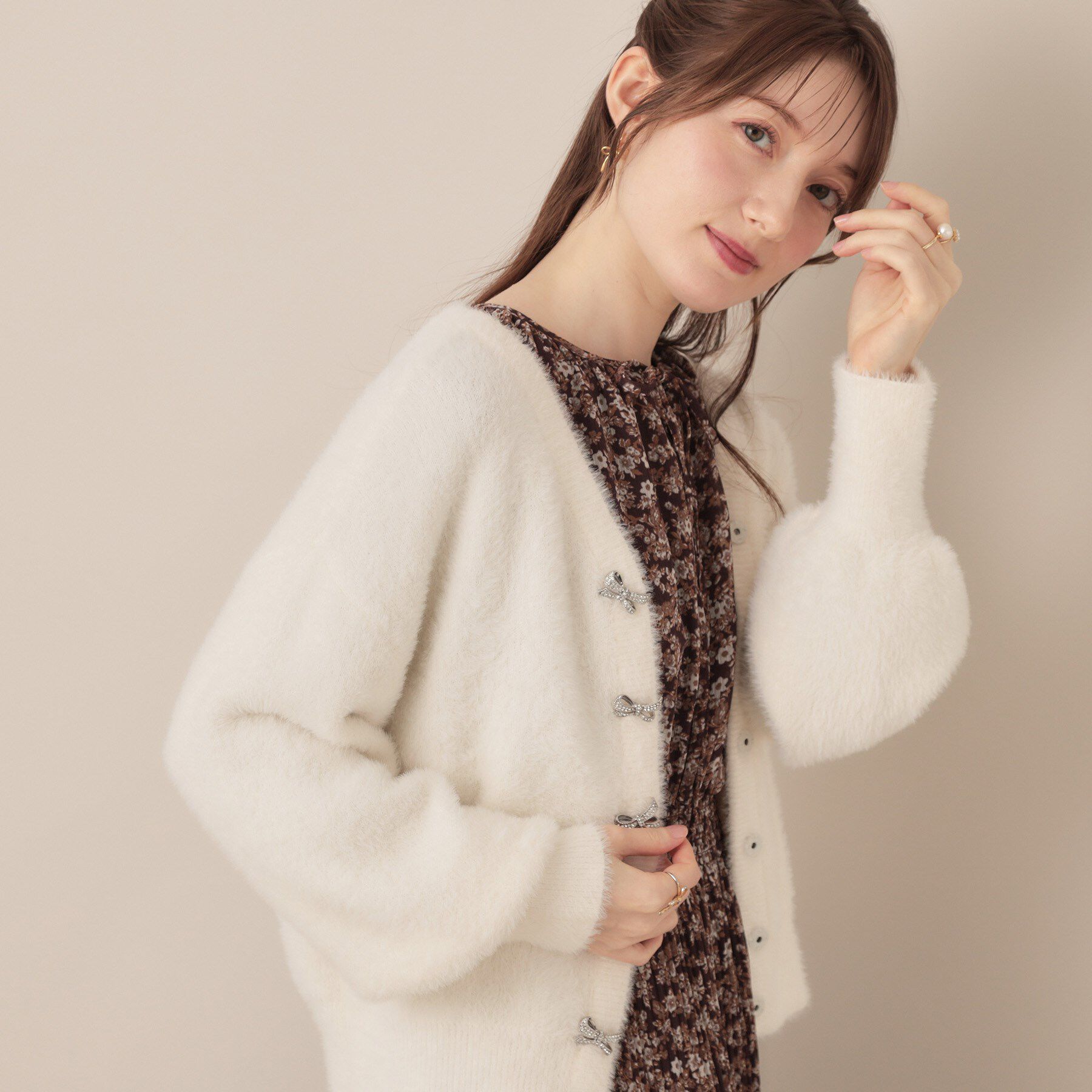 Couture broach「【高見え・大人可愛い】ビジューリボン釦 前後2WAYフェザーカーディガントップス」|カーディガン|