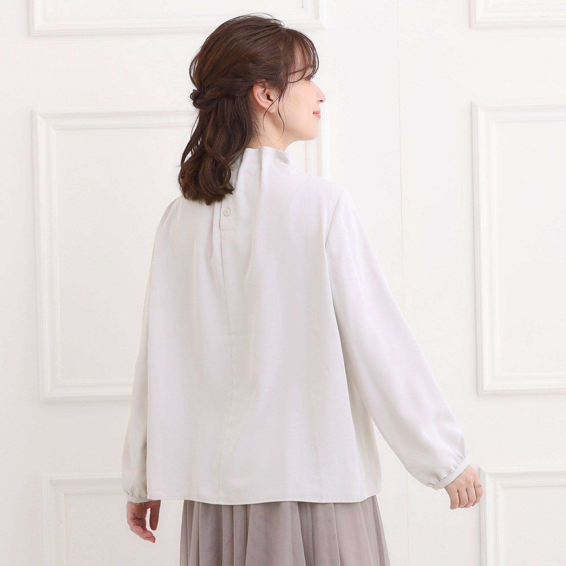 SHOO･LA･RUE「【洗濯機可/S-3L】上品で華やか スタンドフリルブラウス」|シャツ・ブラウス|