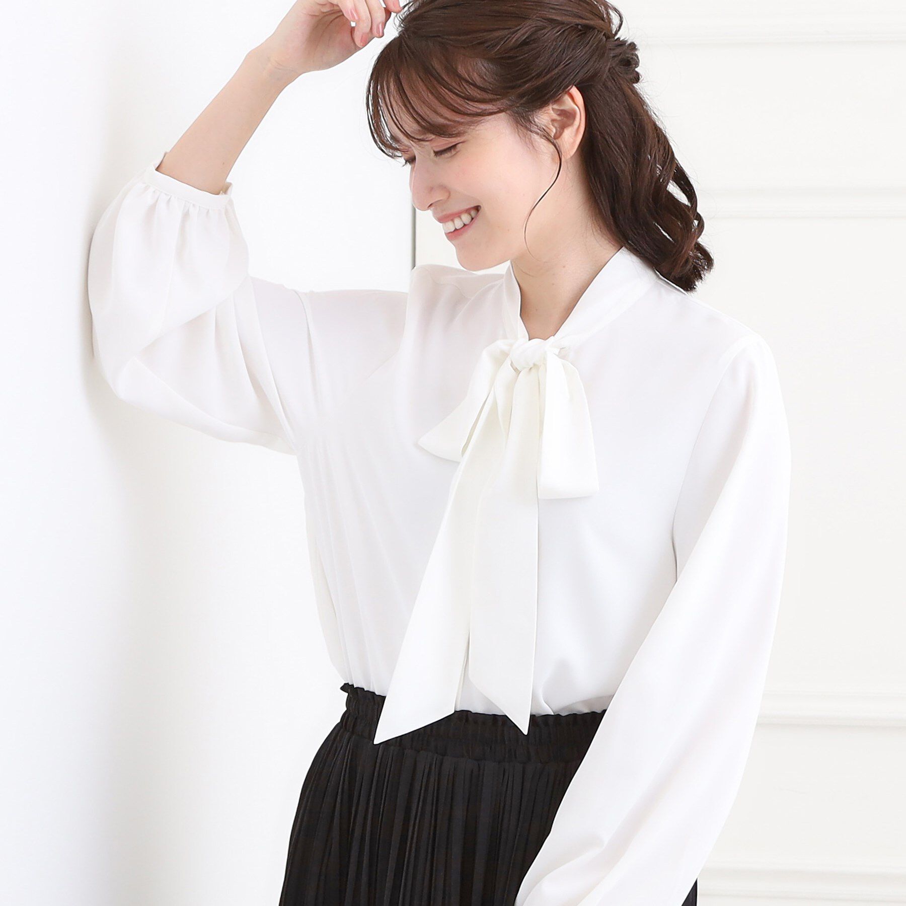 SHOO･LA･RUE「【洗濯機可/S-3L】すっきりバランスにこだわった リボンボウタイ ブラウス」|シャツ・ブラウス|オフホワイト(003