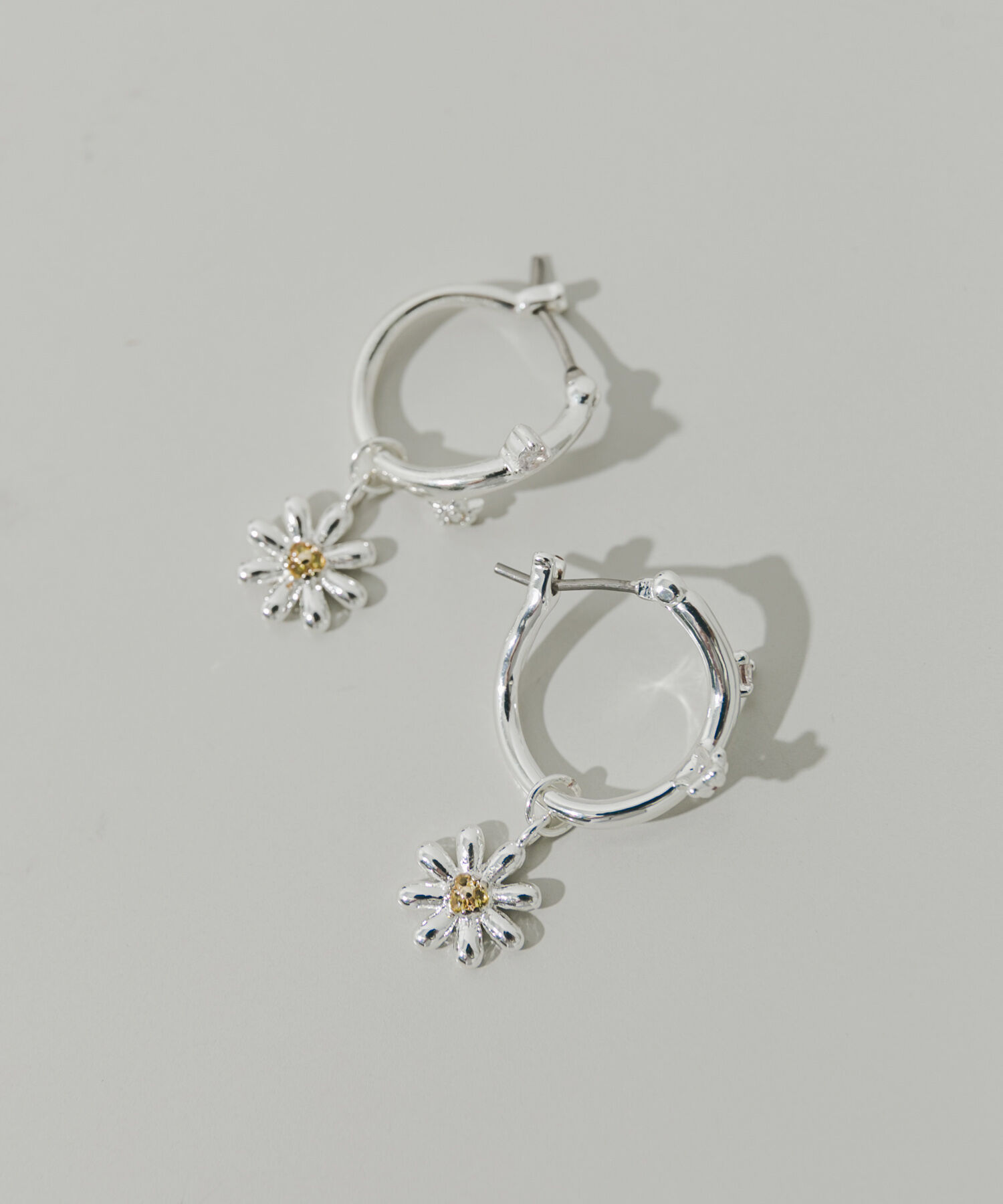 SMELLY「フラワーチャームデザインフープピアス」|ピアス|シルバー