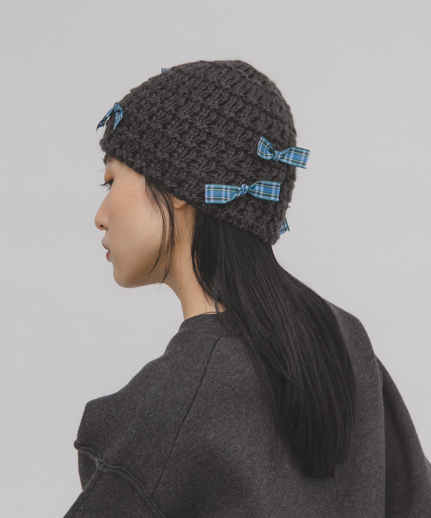  「チェックリボンニットビーニー」|ニット帽|チャコールグレー