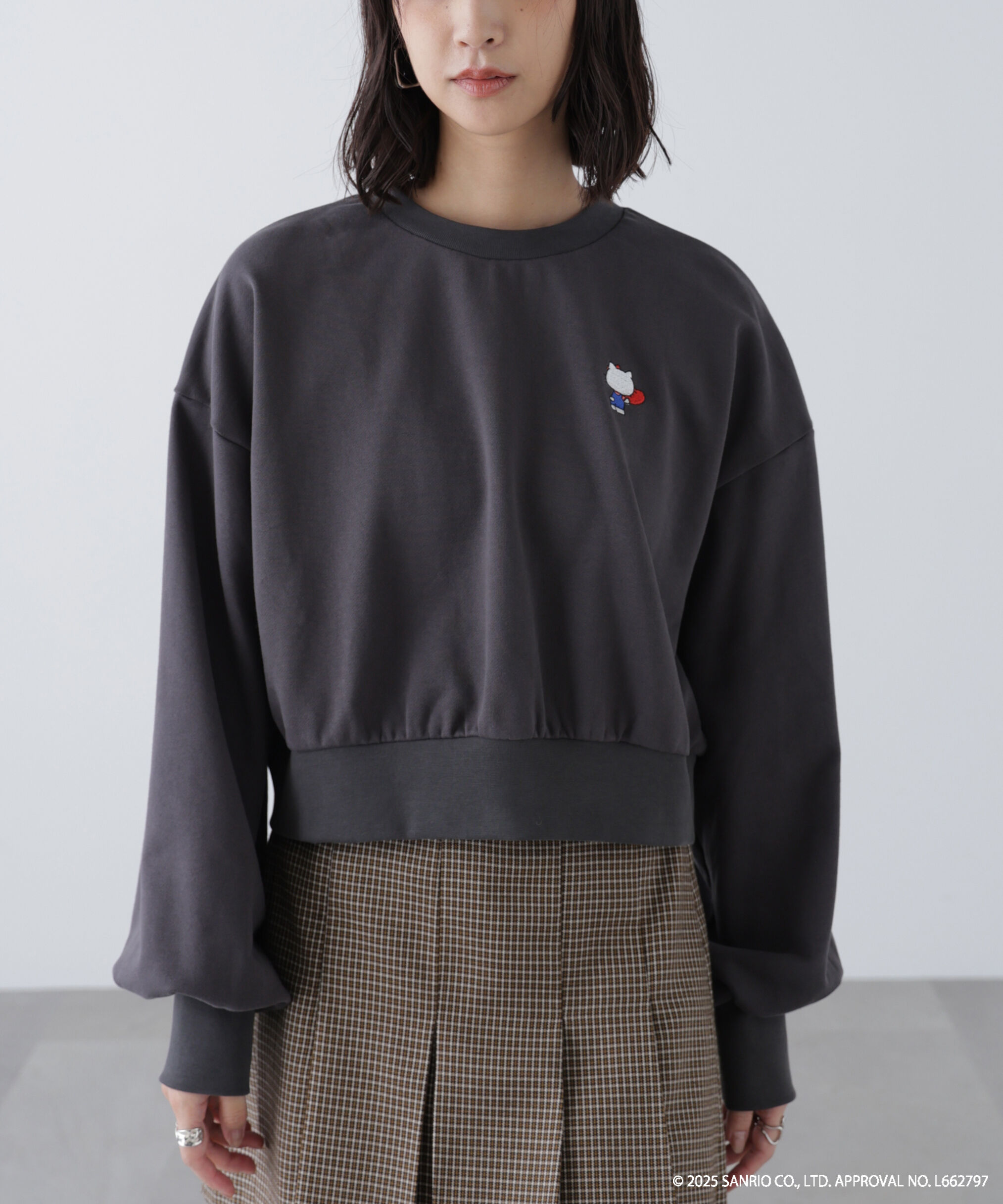  「ｻﾝﾘｵｷｬﾗｸﾀｰｽﾞｺﾗﾎﾞ SHORT SWEAT ｼｮｰﾄｽｳｪｯﾄ 胸KITTY&times; 」|Tシャツ・カットソー|