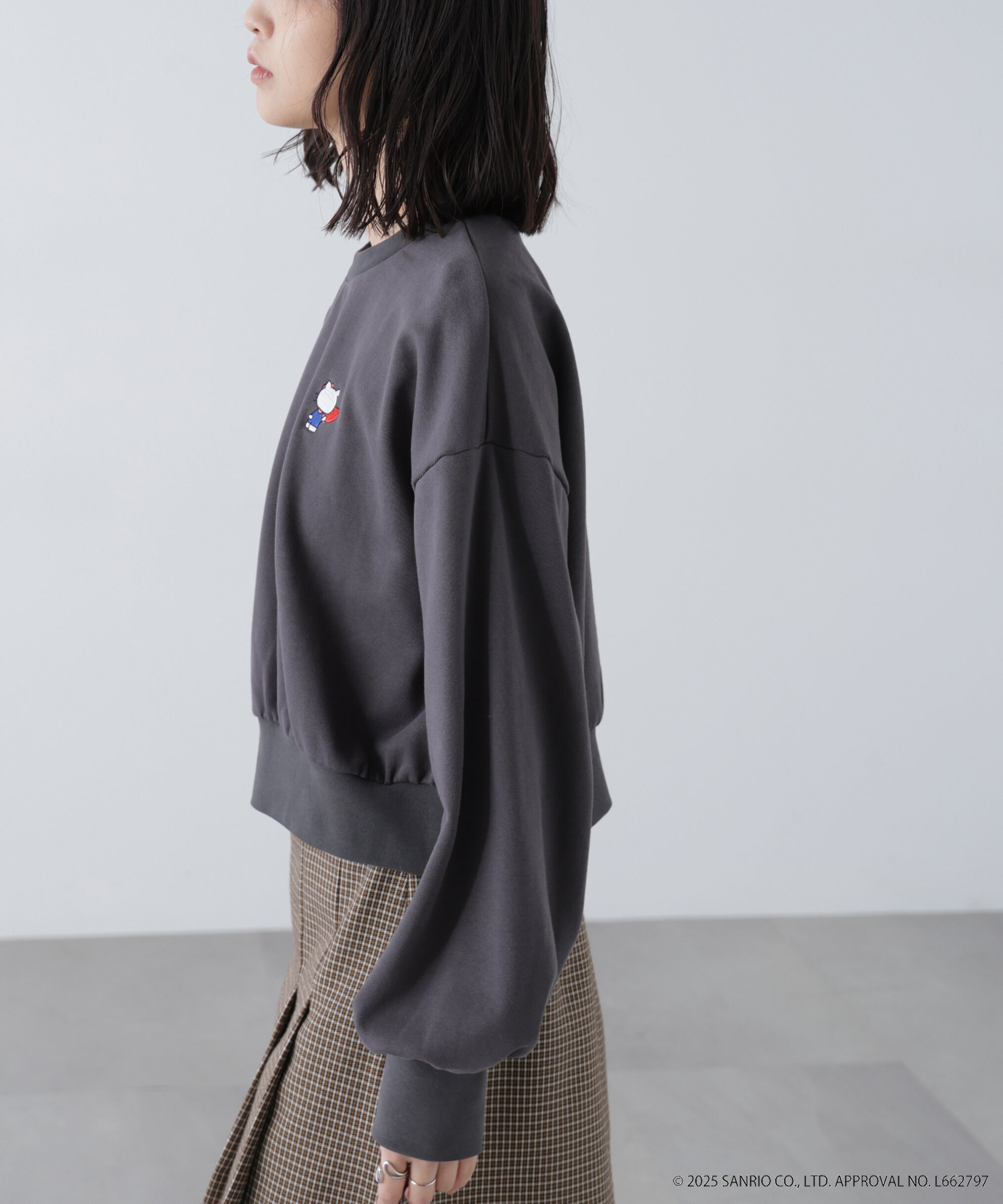  「ｻﾝﾘｵｷｬﾗｸﾀｰｽﾞｺﾗﾎﾞ SHORT SWEAT ｼｮｰﾄｽｳｪｯﾄ 胸KITTY&times; 」|Tシャツ・カットソー|