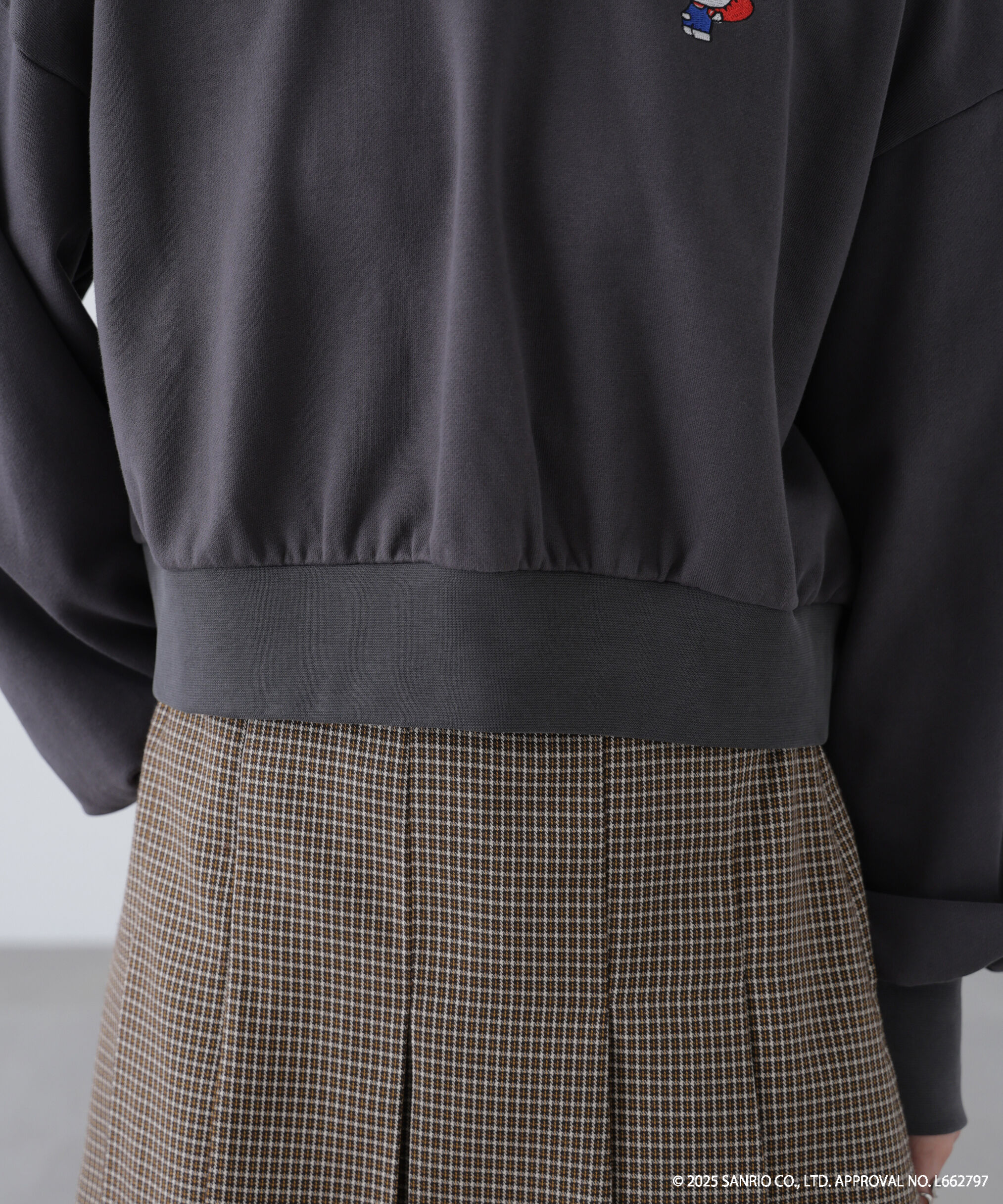  「ｻﾝﾘｵｷｬﾗｸﾀｰｽﾞｺﾗﾎﾞ SHORT SWEAT ｼｮｰﾄｽｳｪｯﾄ 胸KITTY&times; 」|Tシャツ・カットソー|