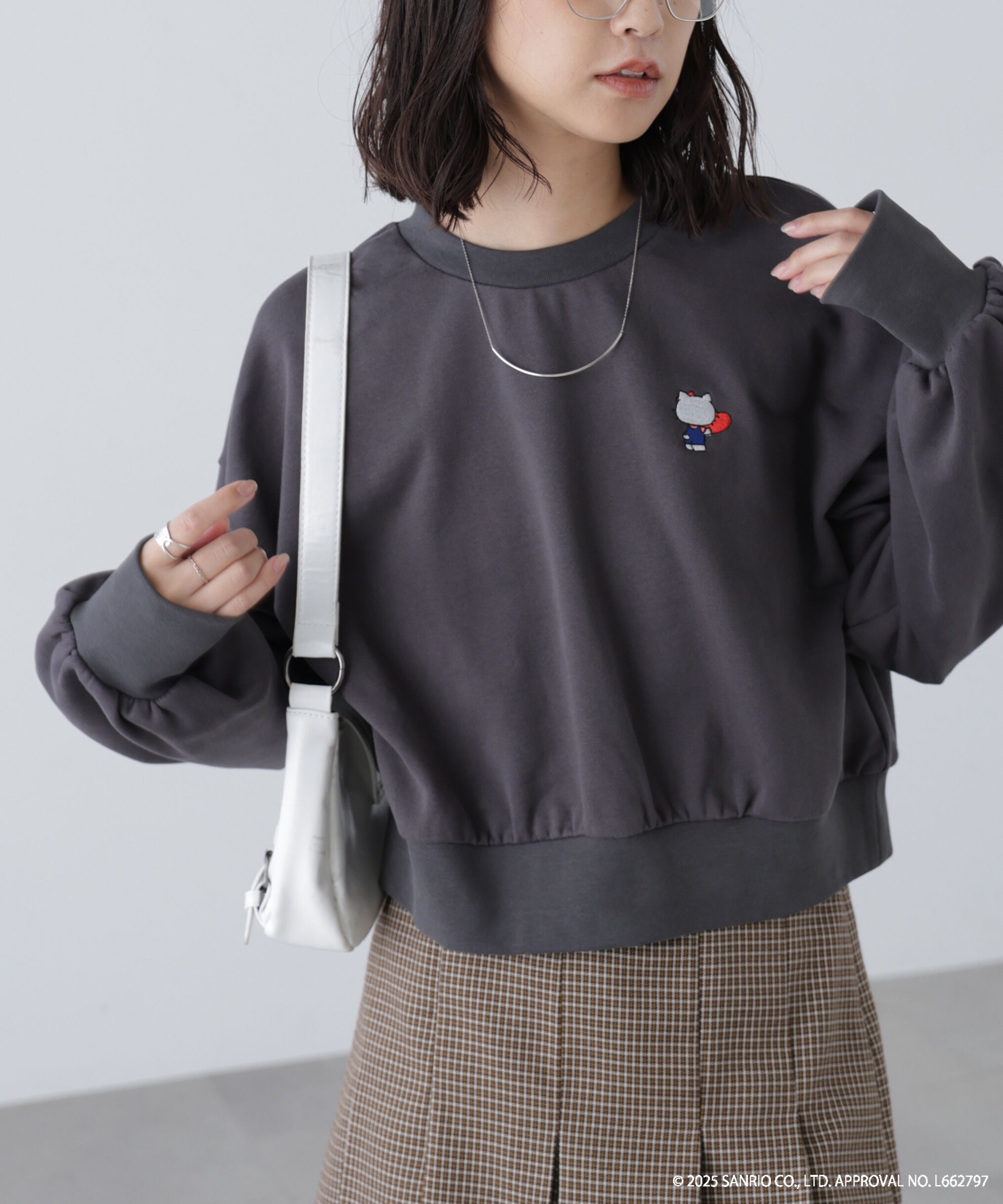  「ｻﾝﾘｵｷｬﾗｸﾀｰｽﾞｺﾗﾎﾞ SHORT SWEAT ｼｮｰﾄｽｳｪｯﾄ 胸KITTY&times; 」|Tシャツ・カットソー|