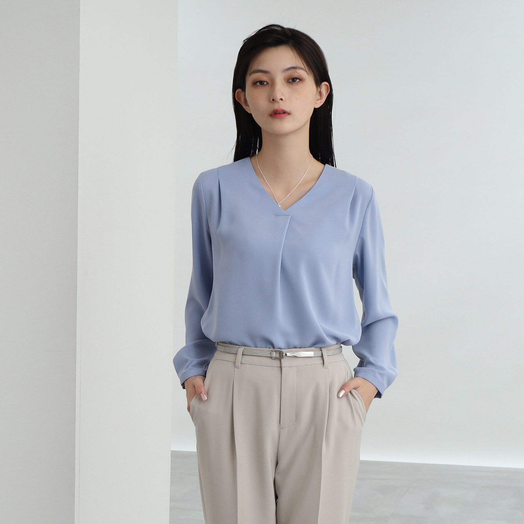INDIVI「【洗える/通勤/UV/吸水速乾】Vネックブラウス」|シャツ・ブラウス|