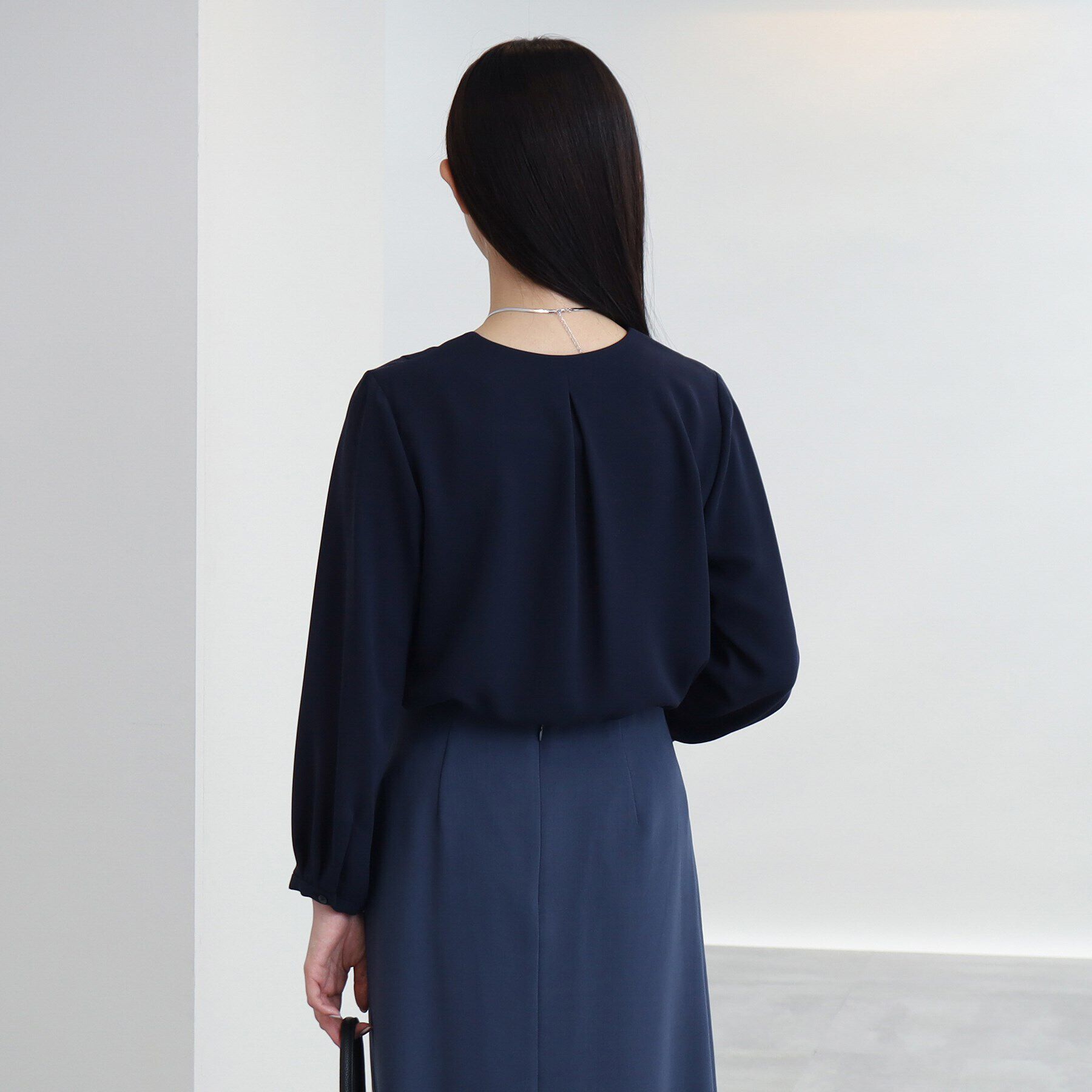 INDIVI「【洗える/通勤/UV/吸水速乾】Vネックブラウス」|シャツ・ブラウス|