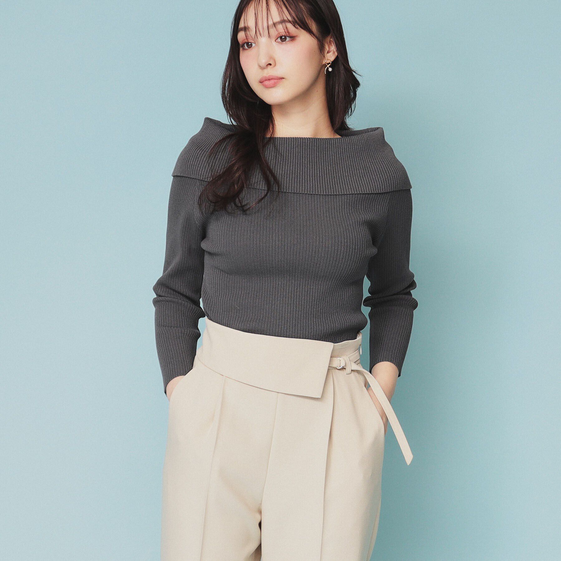 index「《美人百花掲載》オフショルダーリブニット【洗濯機洗い可/抗ピル】」|ニット・セーター|チャコールグレー(0