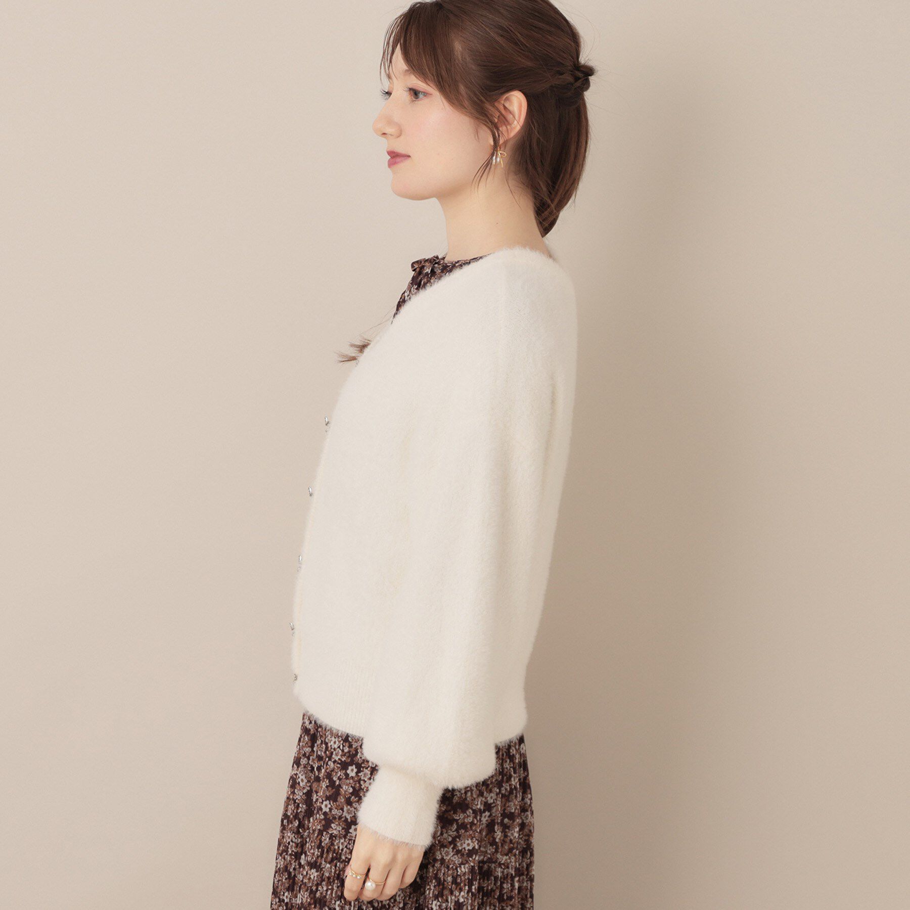 Couture broach「【高見え・大人可愛い】ビジューリボン釦 前後2WAYフェザーカーディガントップス」|カーディガン|