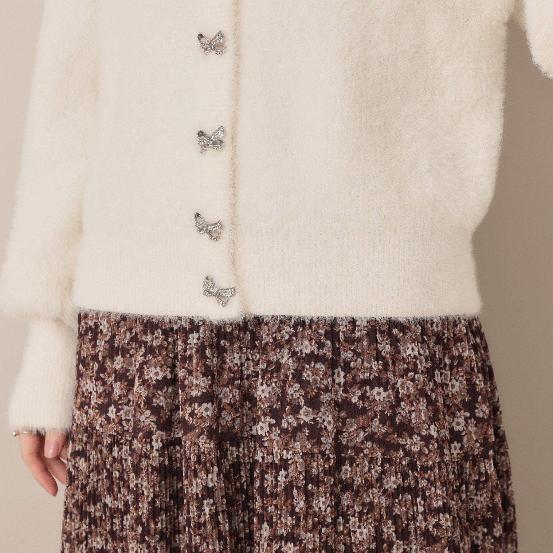 Couture broach「【高見え・大人可愛い】ビジューリボン釦 前後2WAYフェザーカーディガントップス」|カーディガン|