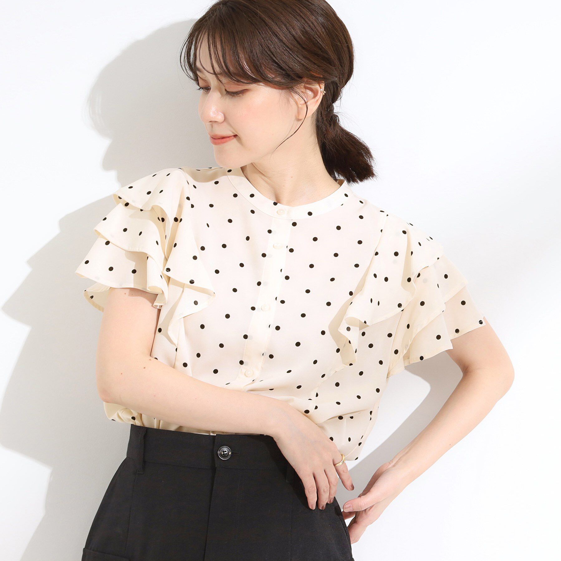 SHOO･LA･RUE「【無地/ドット柄】お袖フリルが華やぐ きれいめブラウス」|シャツ・ブラウス|オフホワイト(103