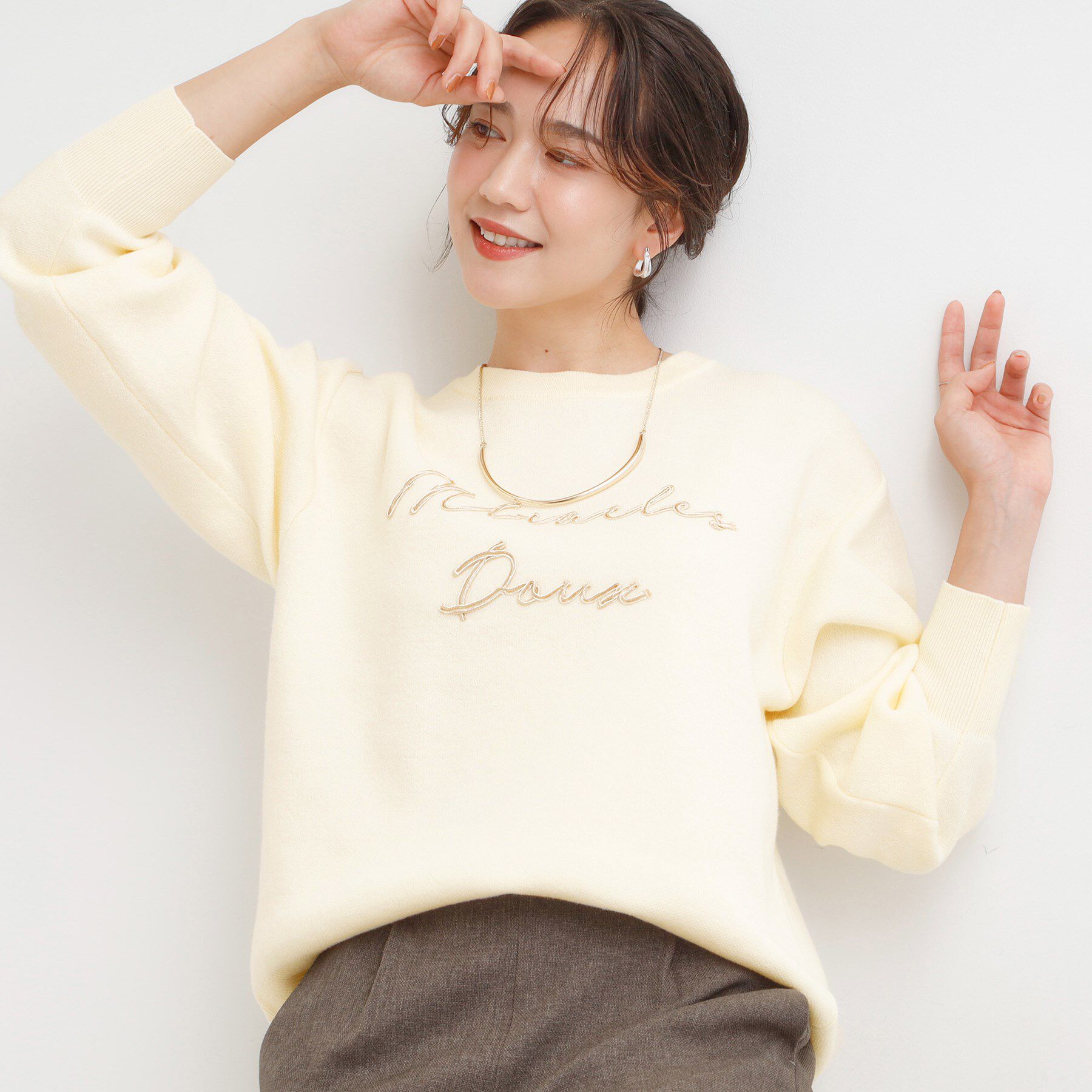 SHOO･LA･RUE「【洗濯機可/ちくちくしにくい】大人のための スウェットライク刺繍ロゴニット」|ニット・セーター|アイボリー(004)