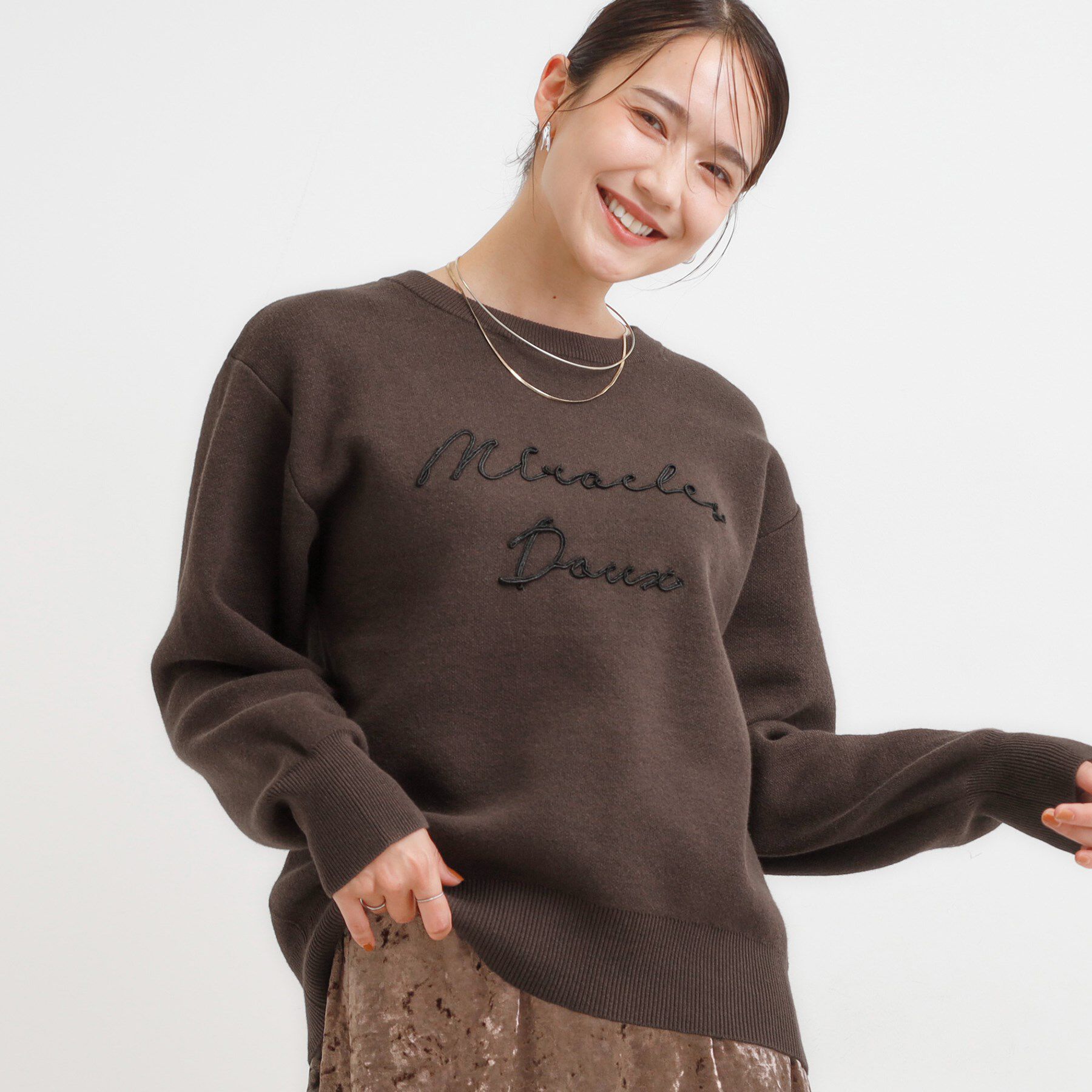 SHOO･LA･RUE「【洗濯機可/ちくちくしにくい】大人のための スウェットライク刺繍ロゴニット」|ニット・セーター|ブラウン(044)