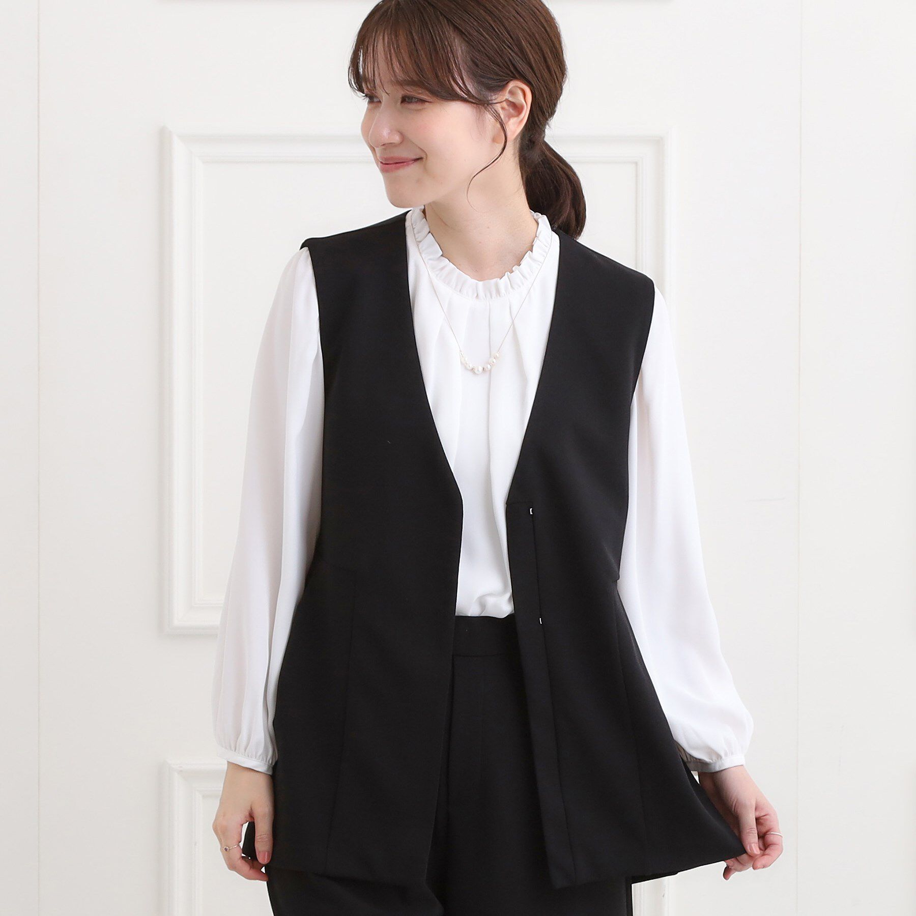 SHOO･LA･RUE「【洗濯機可/S-3L/イージーケア】きちんと楽に。カットジョーゼットペプラムジレ」|ベスト・ジレ|ブラック(019)