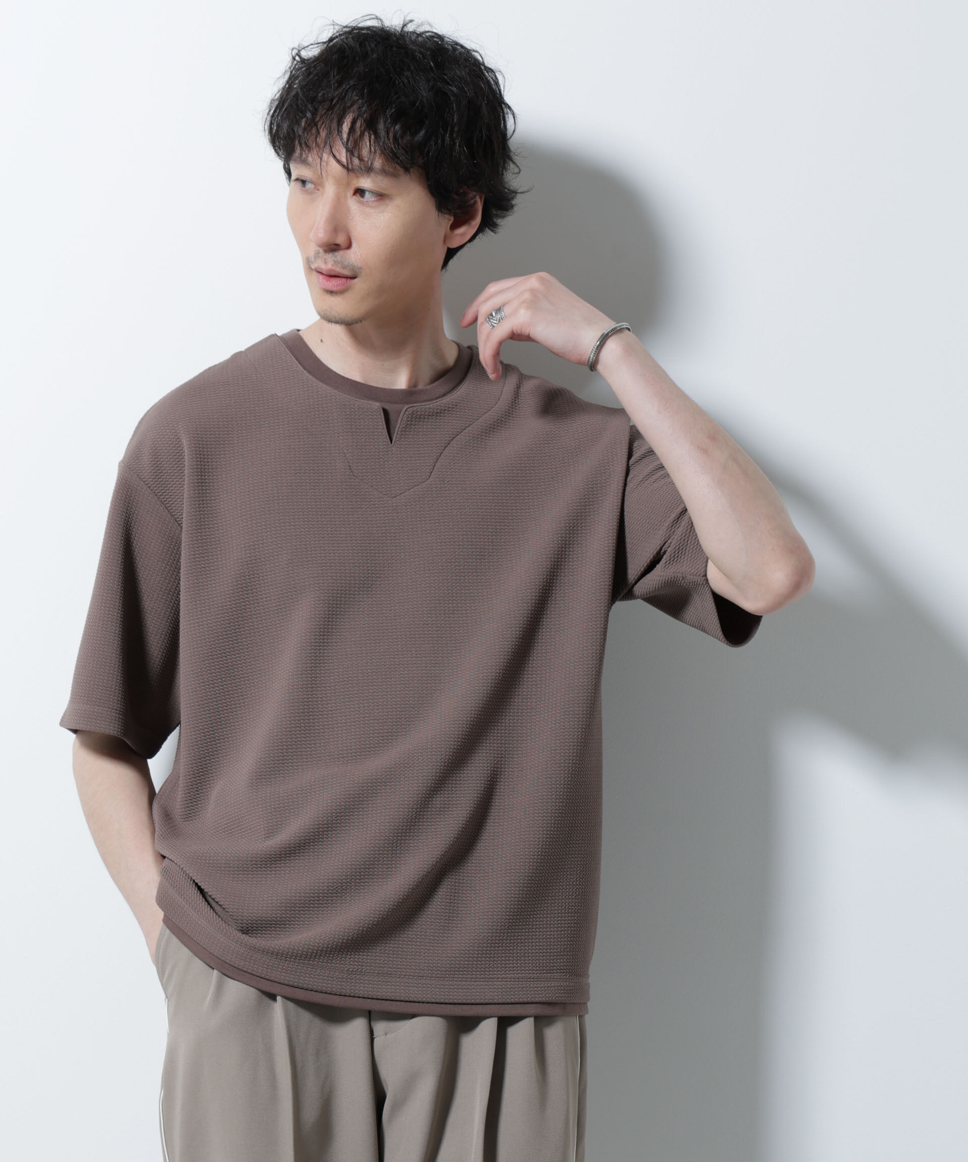 nano･universe「フェイクレイヤードキーネックTシャツ 半袖」|Tシャツ・カットソー|グレージュ3