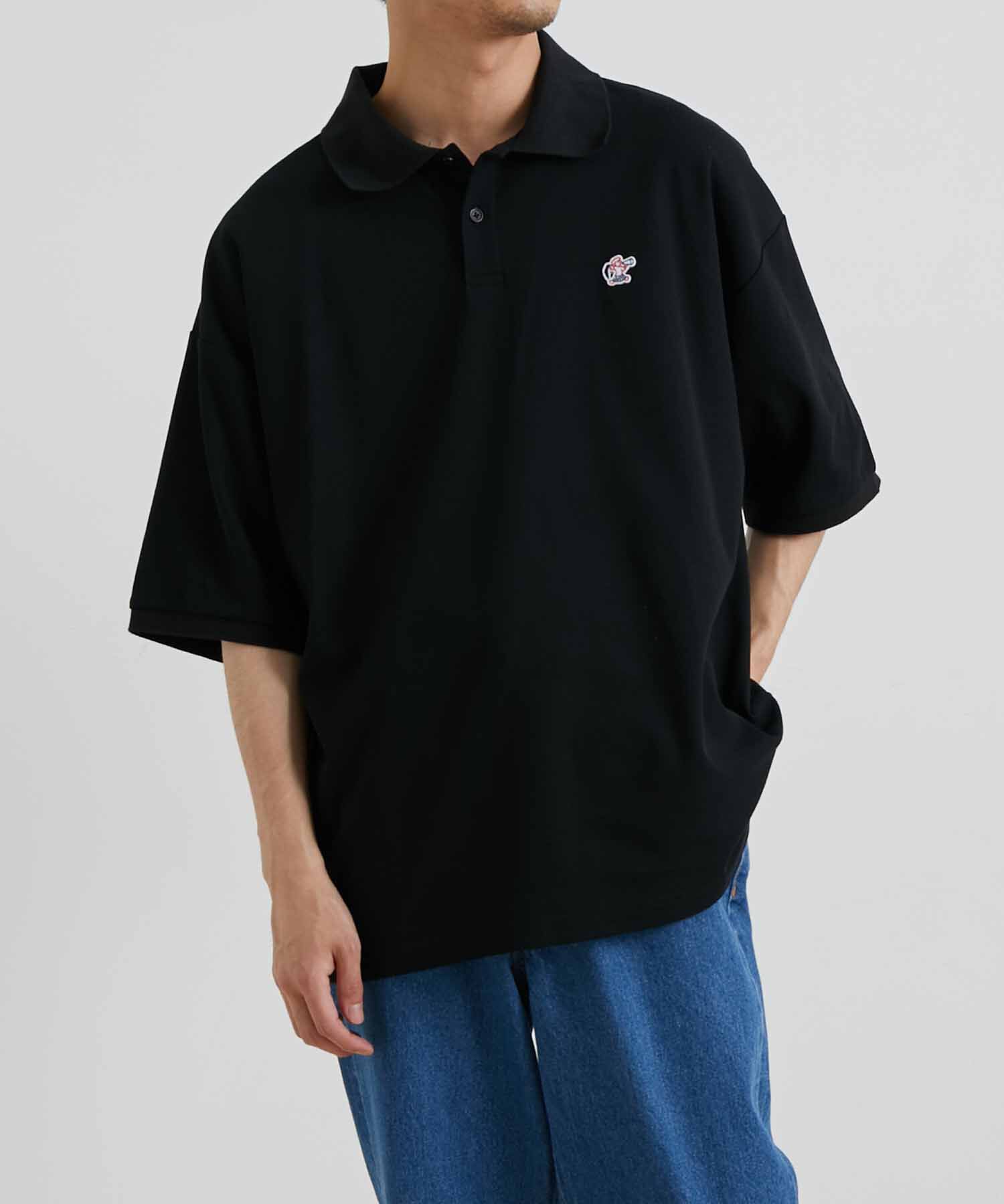 ADAM ET ROPE'「【WEB限定】LOGAN/ローガン 別注 ワンポイント刺繍 ビッグシルエット カノコ ポロシャツ」|シャツ・ブラウス|ブラック(01)