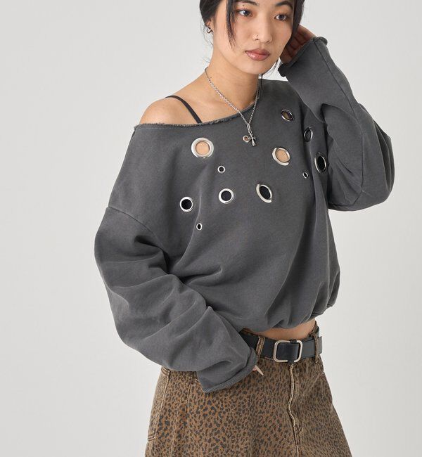  「FRONT EYELET OFF-SHOULDER SWEATSHIRT」|Tシャツ・カットソー|