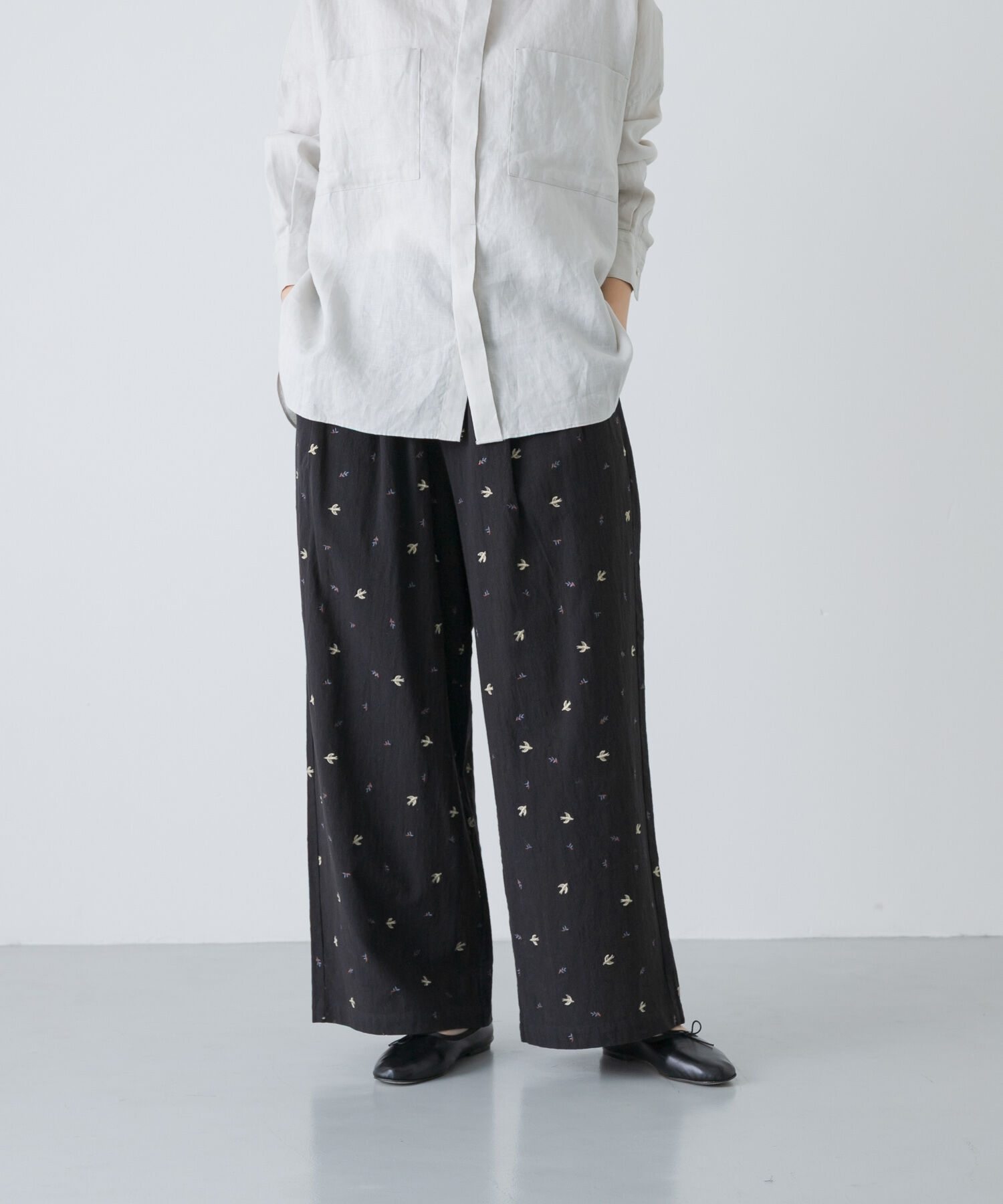 かぐれ「ツバメ刺繍イージーパンツ」|その他|ブラック