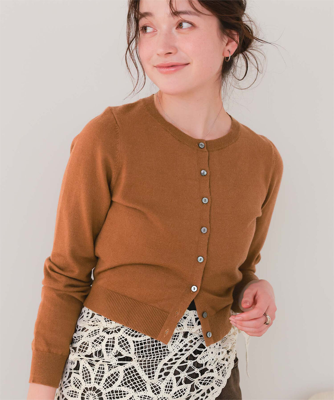 titivate「クルーネックニットカーディガン/トップス」|ニット・セーター|キャメル