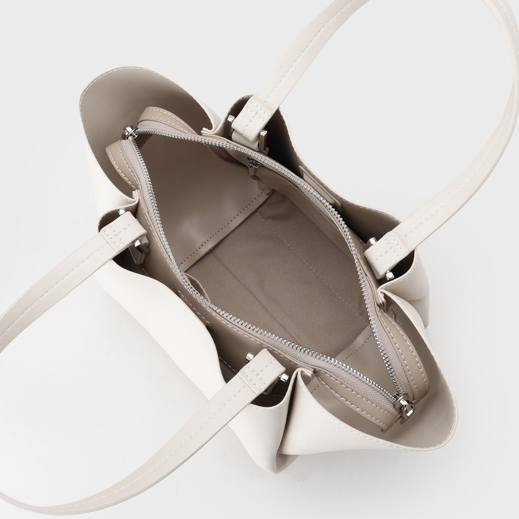 INDIVI「【ミドルサイズ／合皮】キャリアタックバッグ」|ハンドバッグ|