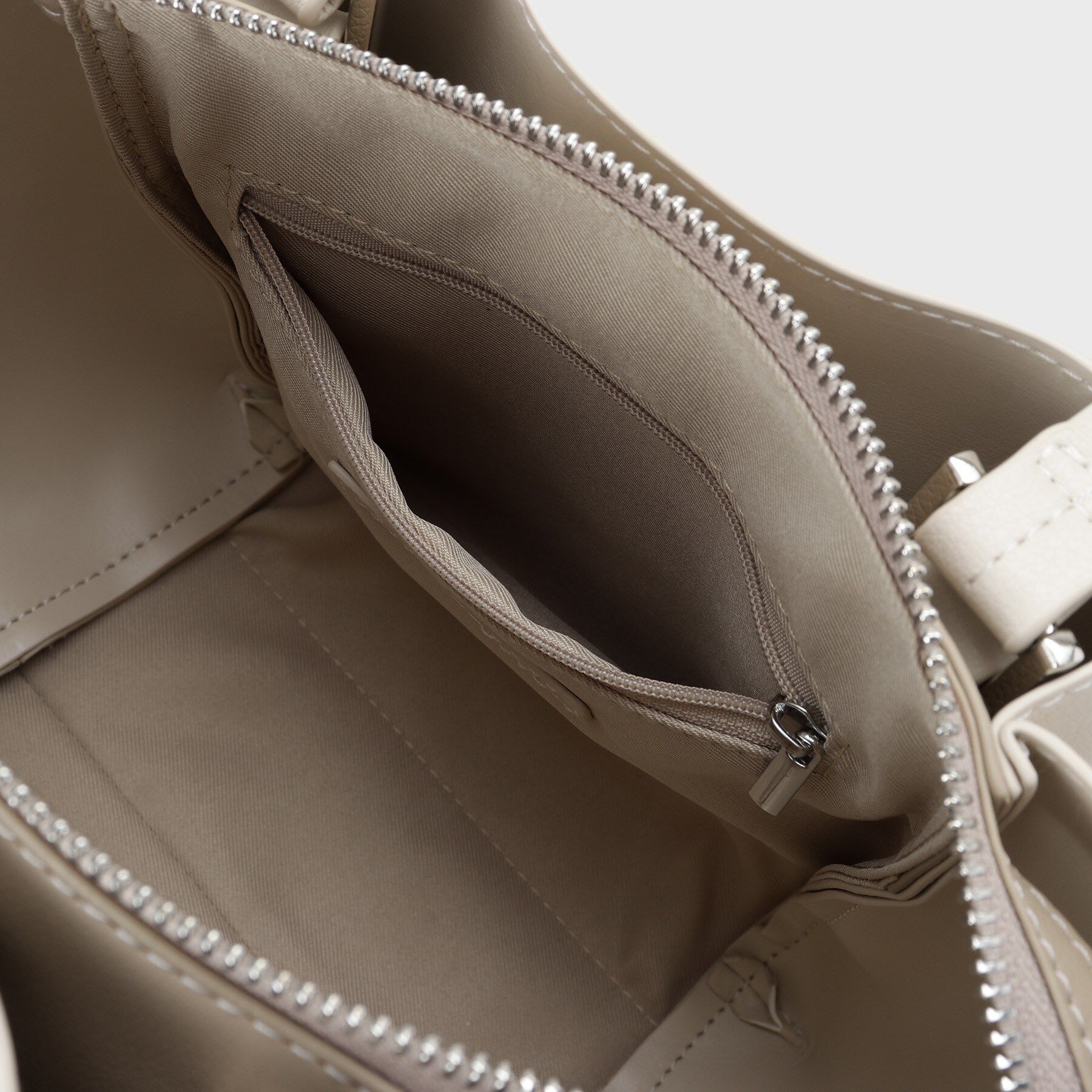 INDIVI「【ミドルサイズ／合皮】キャリアタックバッグ」|ハンドバッグ|