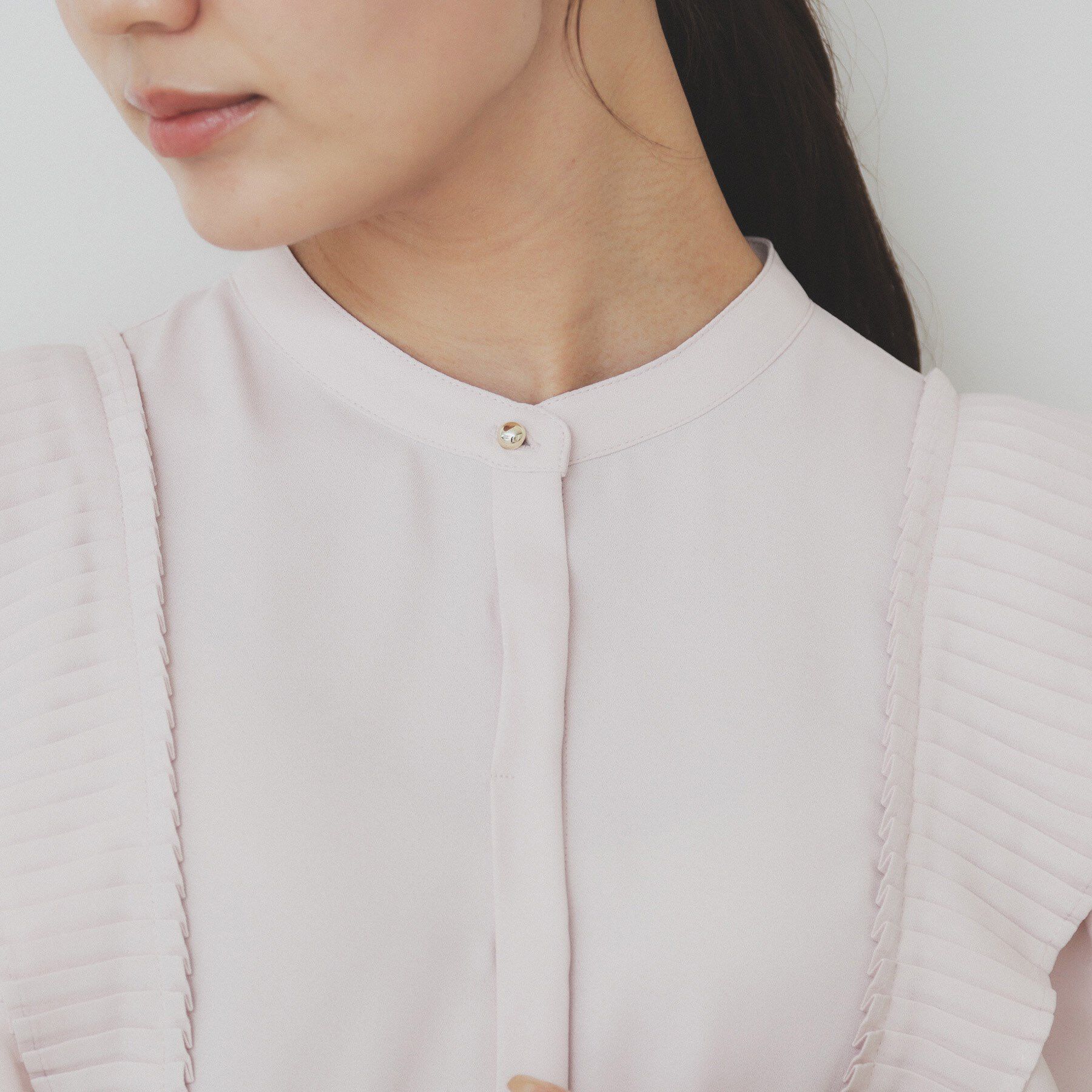 index「プリーツフリルバンドカラーブラウス【洗濯機洗い可/イージーアイロン】」|シャツ・ブラウス|