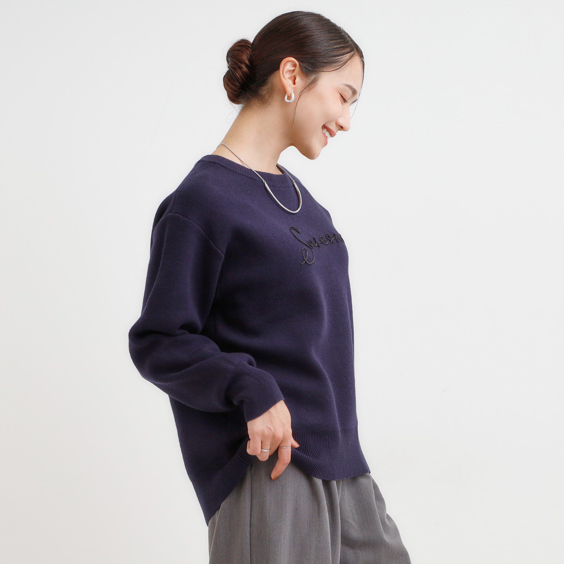 SHOO･LA･RUE「【洗濯機可/ちくちくしにくい】大人のための スウェットライク刺繍ロゴニット」|ニット・セーター|