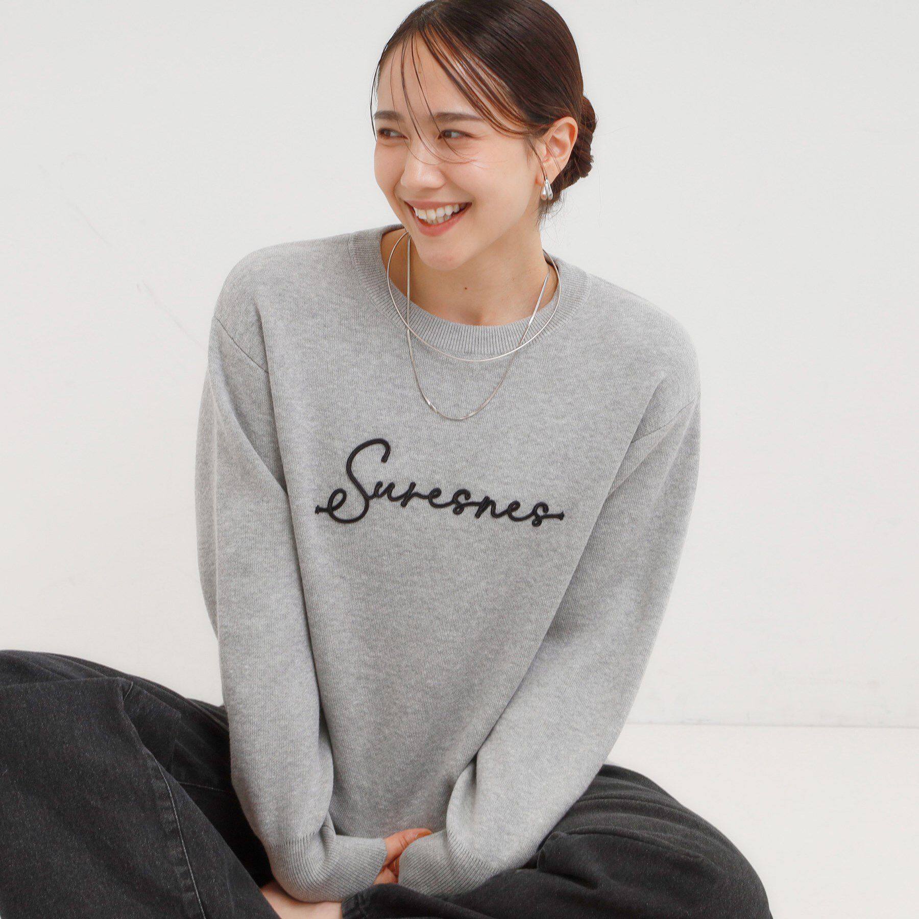 SHOO･LA･RUE「【洗濯機可/ちくちくしにくい】大人のための スウェットライク刺繍ロゴニット」|ニット・セーター|グレー(012)