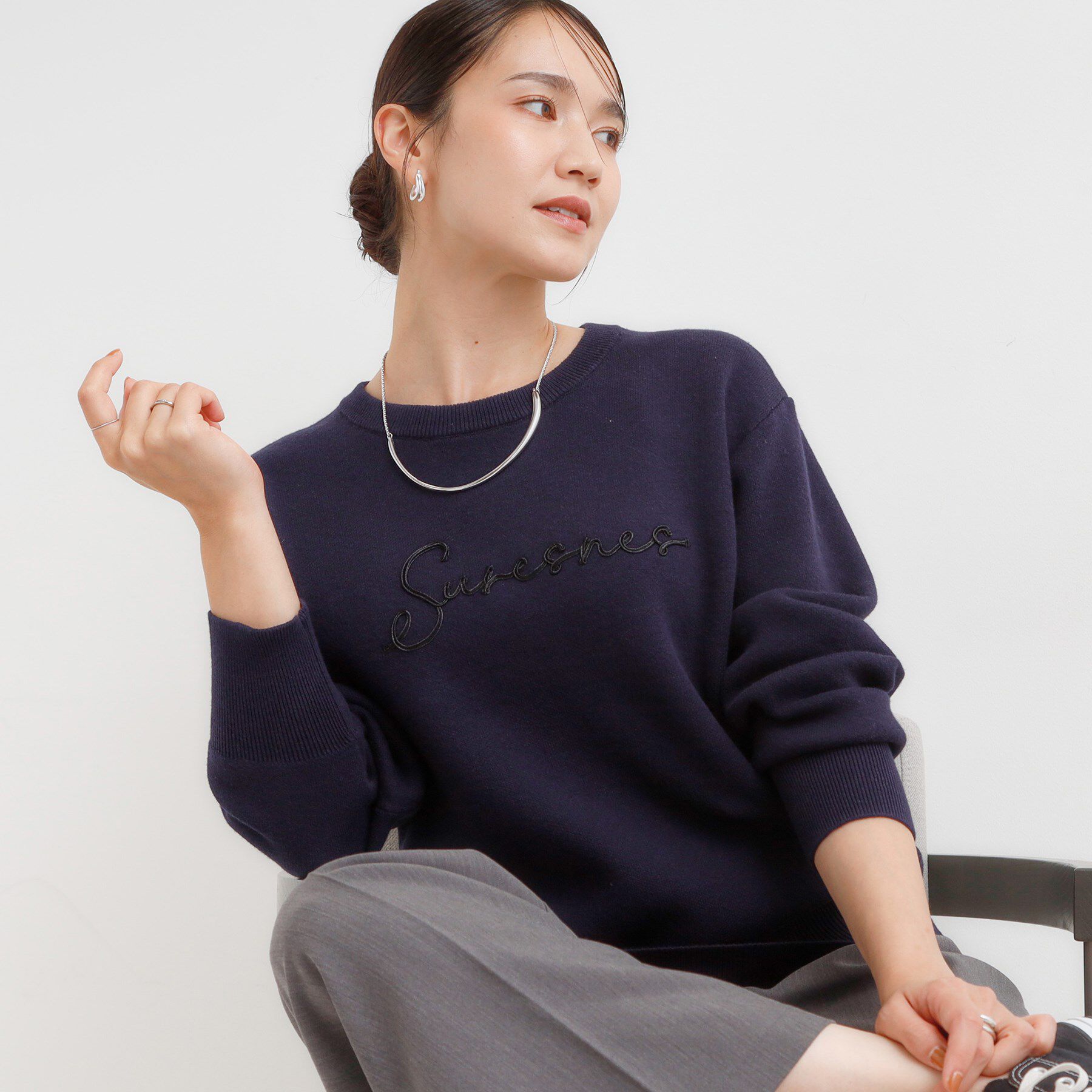 SHOO･LA･RUE「【洗濯機可/ちくちくしにくい】大人のための スウェットライク刺繍ロゴニット」|ニット・セーター|ネイビー(094)