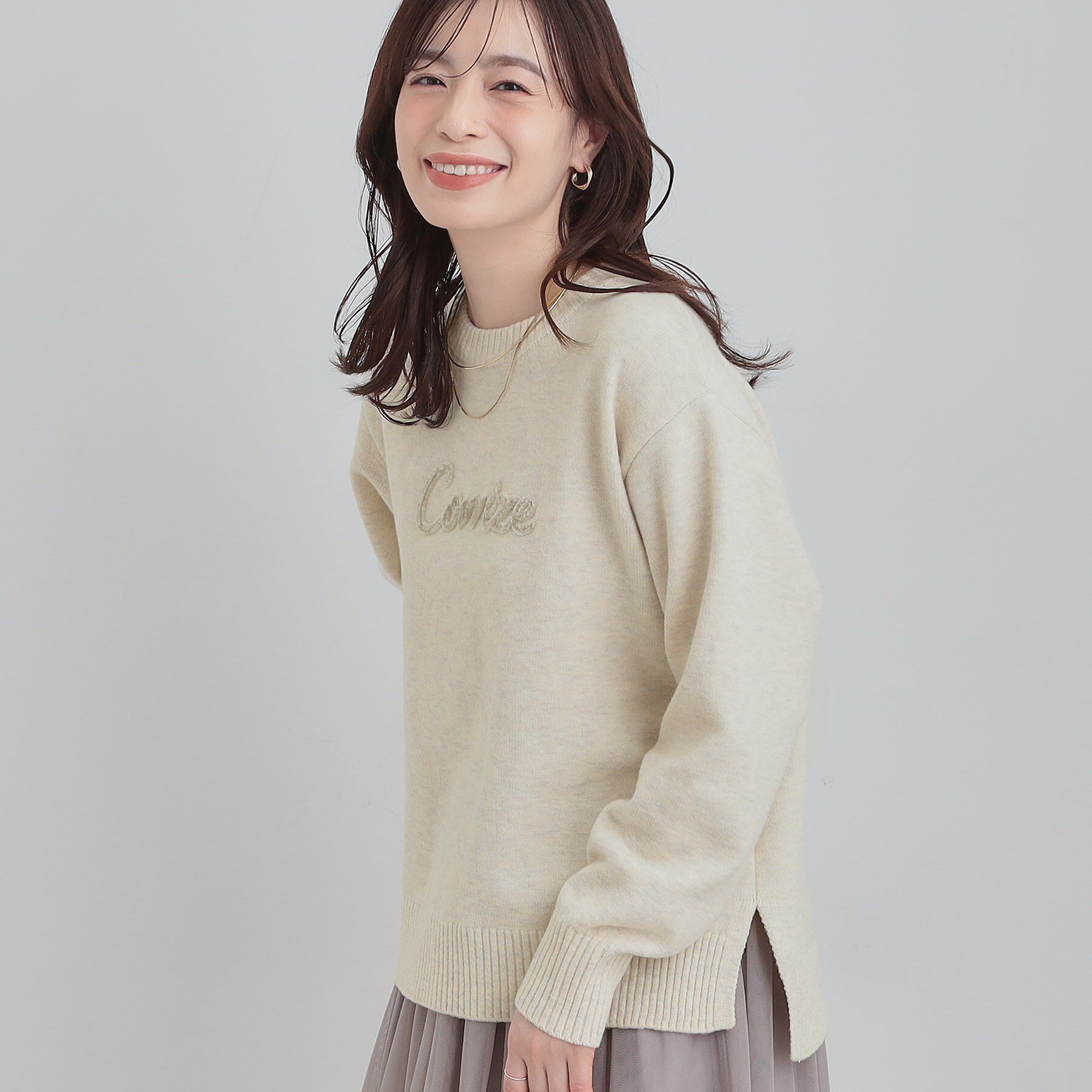 SHOO･LA･RUE「【S-LL/洗濯機可】ふわふわがやみつきになる柔らかさ スウェットライクロゴニット」|ニット・セーター|アイボリー(004)