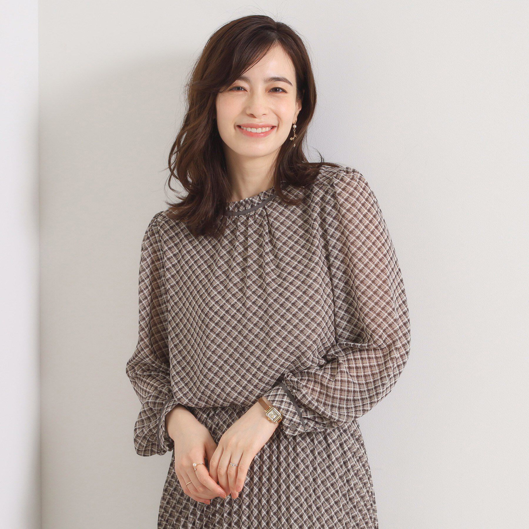 ITS&rsquo;DEMO「【手洗い可／セットアップ可】チェックスタンドフリルブラウス」|シャツ・ブラウス|チャコールグレー(1