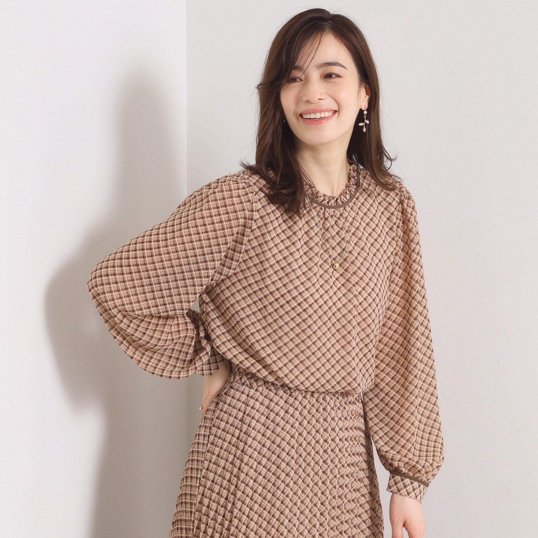 ITS&rsquo;DEMO「【手洗い可／セットアップ可】チェックスタンドフリルブラウス」|シャツ・ブラウス|モカブラウン(142