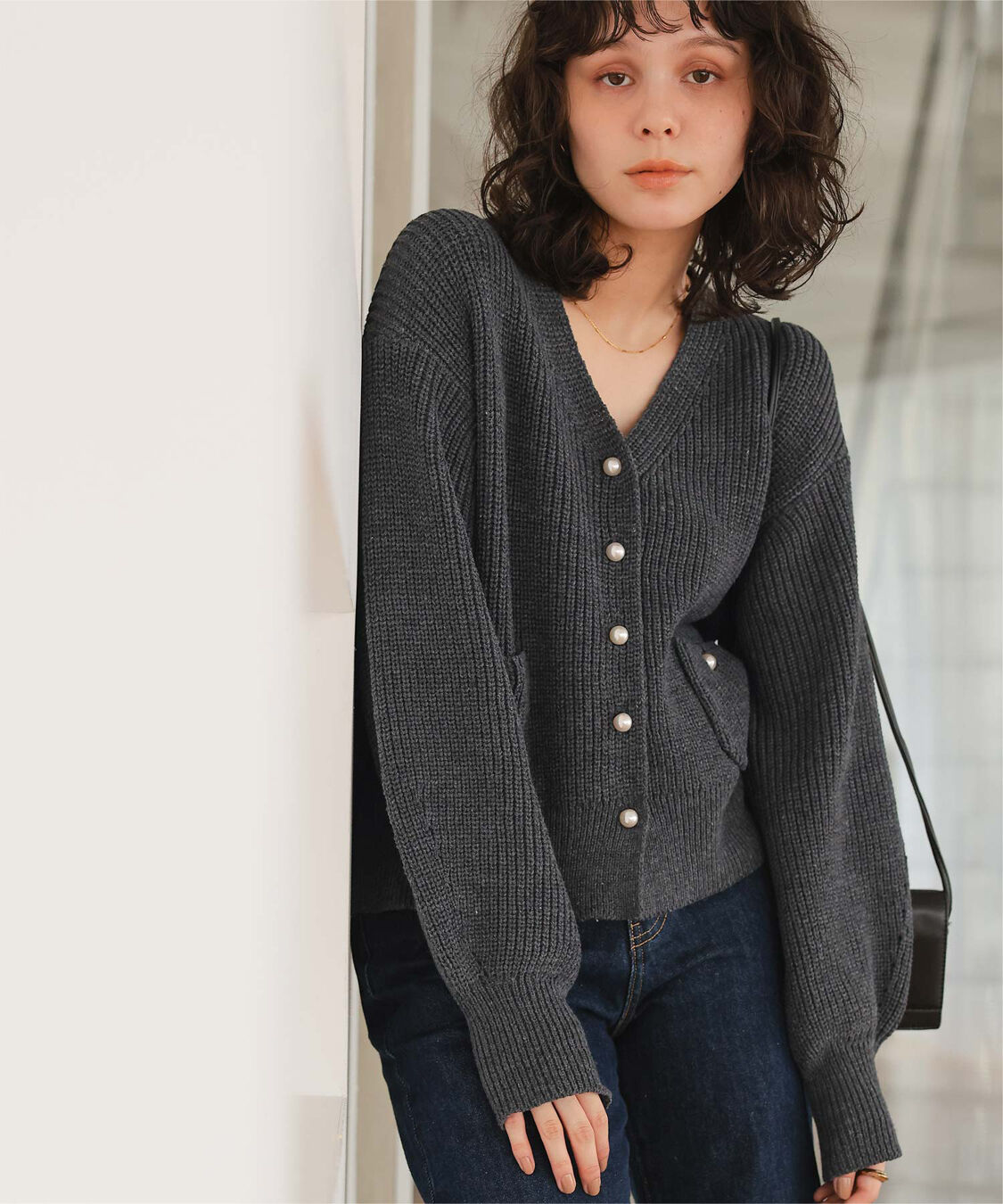 titivate「ポケット付きパールボタンニットカーディガン」|カーディガン|チャコール
