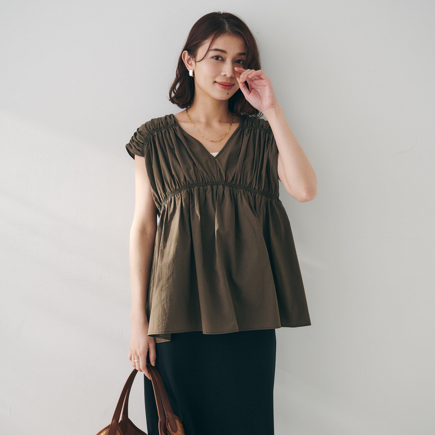 UNTITLED「【コットン100/洗える/トレンド】シャーリングブラウス」|シャツ・ブラウス|