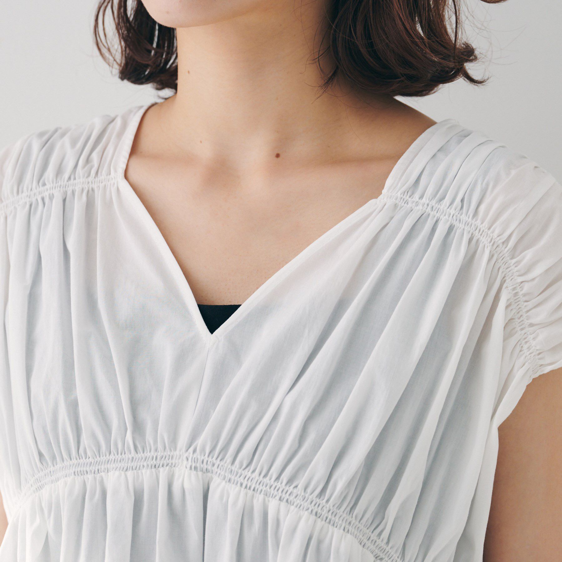 UNTITLED「【コットン100/洗える/トレンド】シャーリングブラウス」|シャツ・ブラウス|