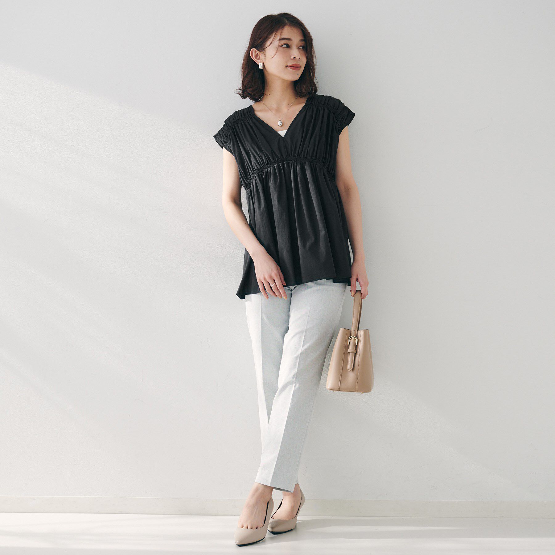 UNTITLED「【コットン100/洗える/トレンド】シャーリングブラウス」|シャツ・ブラウス|