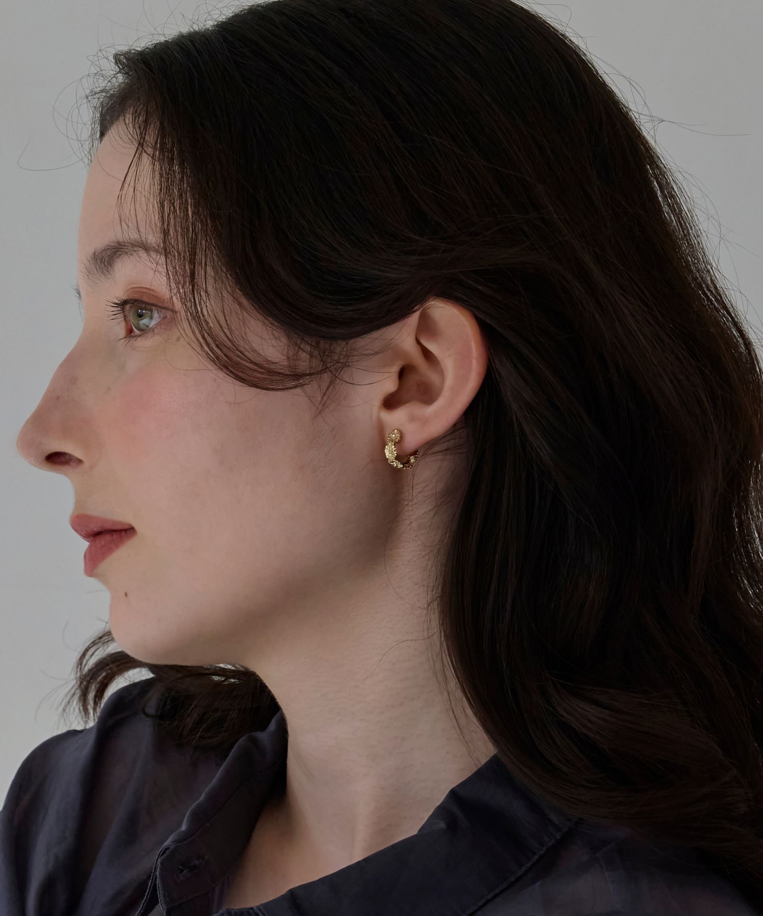 Phoebe「【金属アレルギー対応】マーガレットフラワーフープピアス　ゴールド」|ピアス|