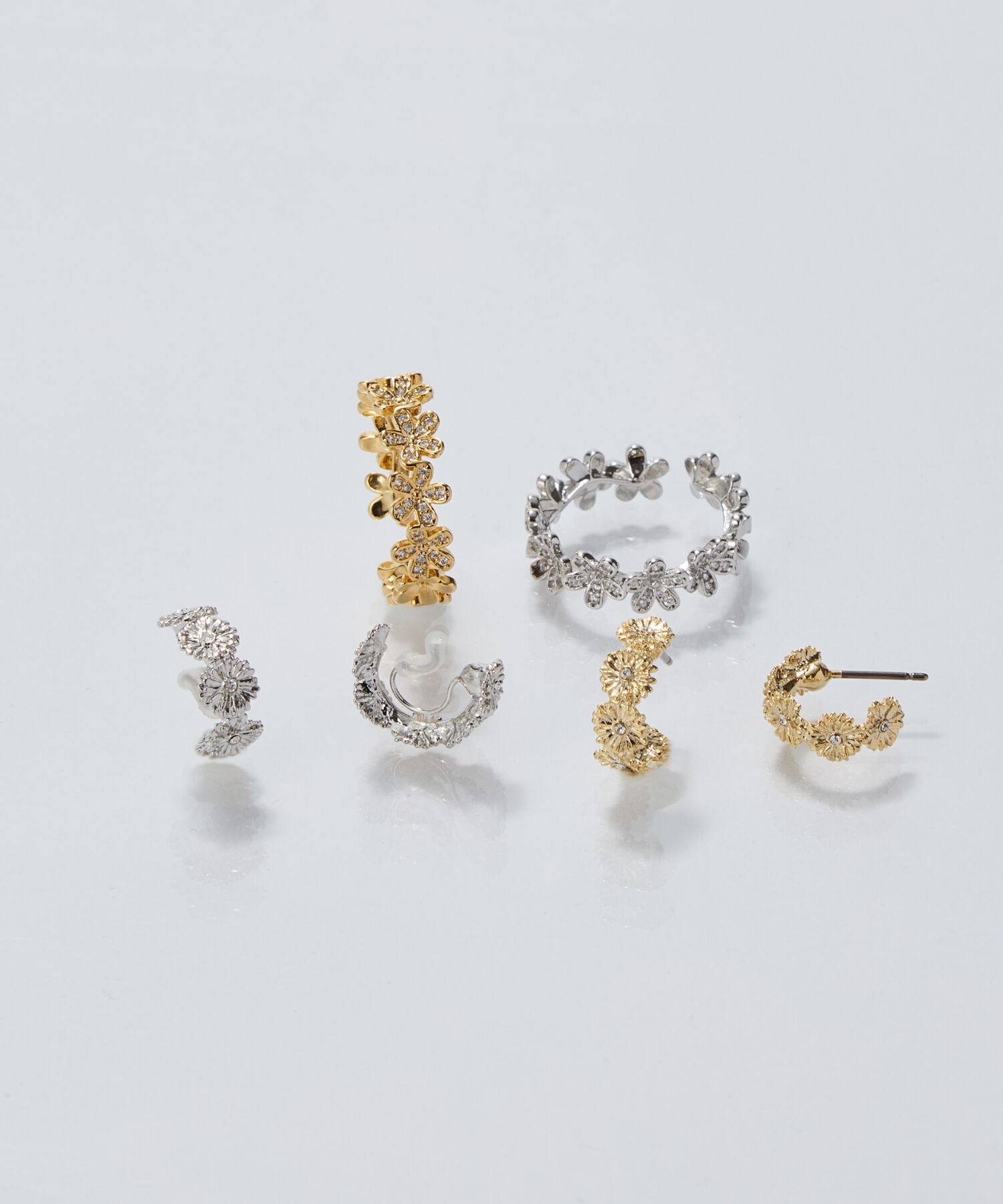 Phoebe「【金属アレルギー対応】マーガレットフラワーフープピアス　ゴールド」|ピアス|