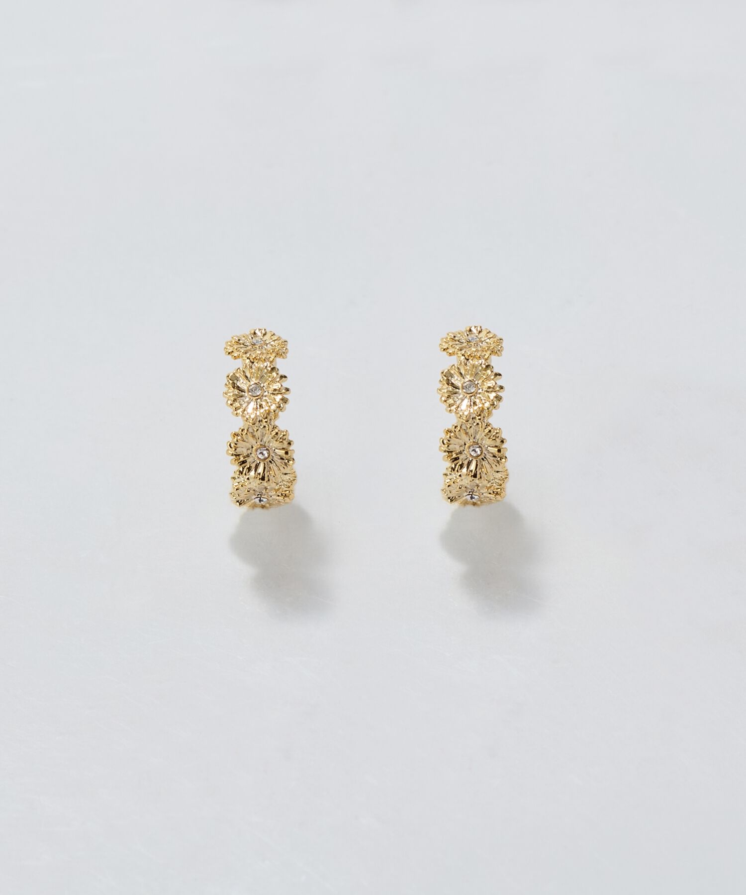 Phoebe「【金属アレルギー対応】マーガレットフラワーフープピアス　ゴールド」|ピアス|
