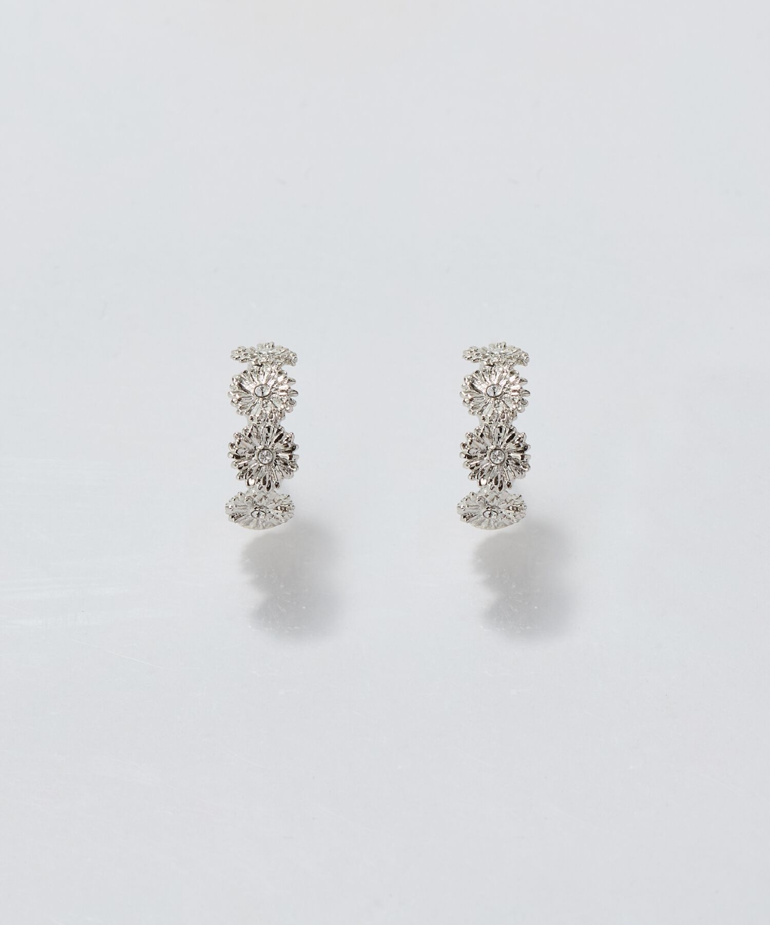 Phoebe「【金属アレルギー対応】マーガレットフラワーフープピアス　シルバー」|ピアス|