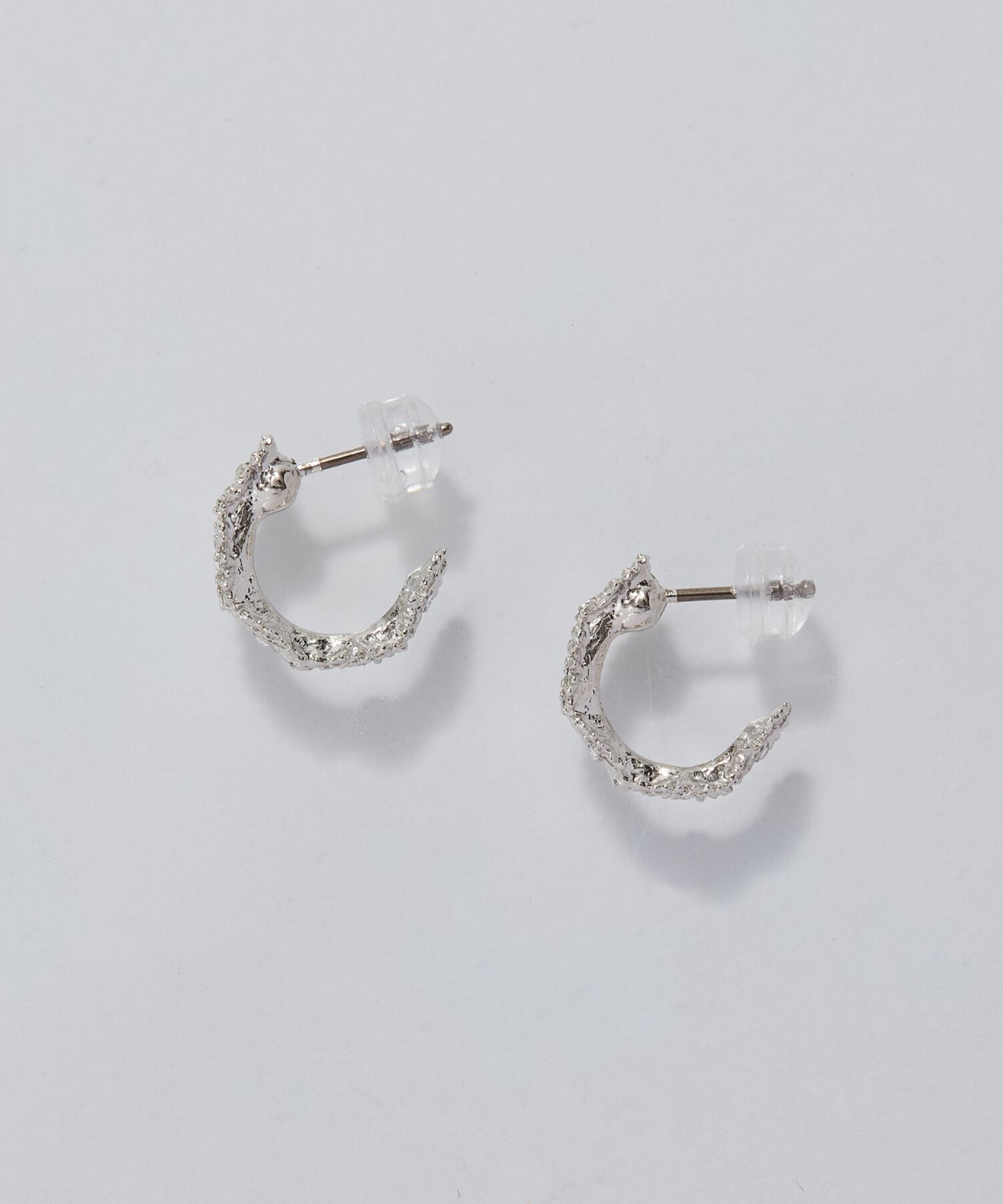 Phoebe「【金属アレルギー対応】マーガレットフラワーフープピアス　シルバー」|ピアス|