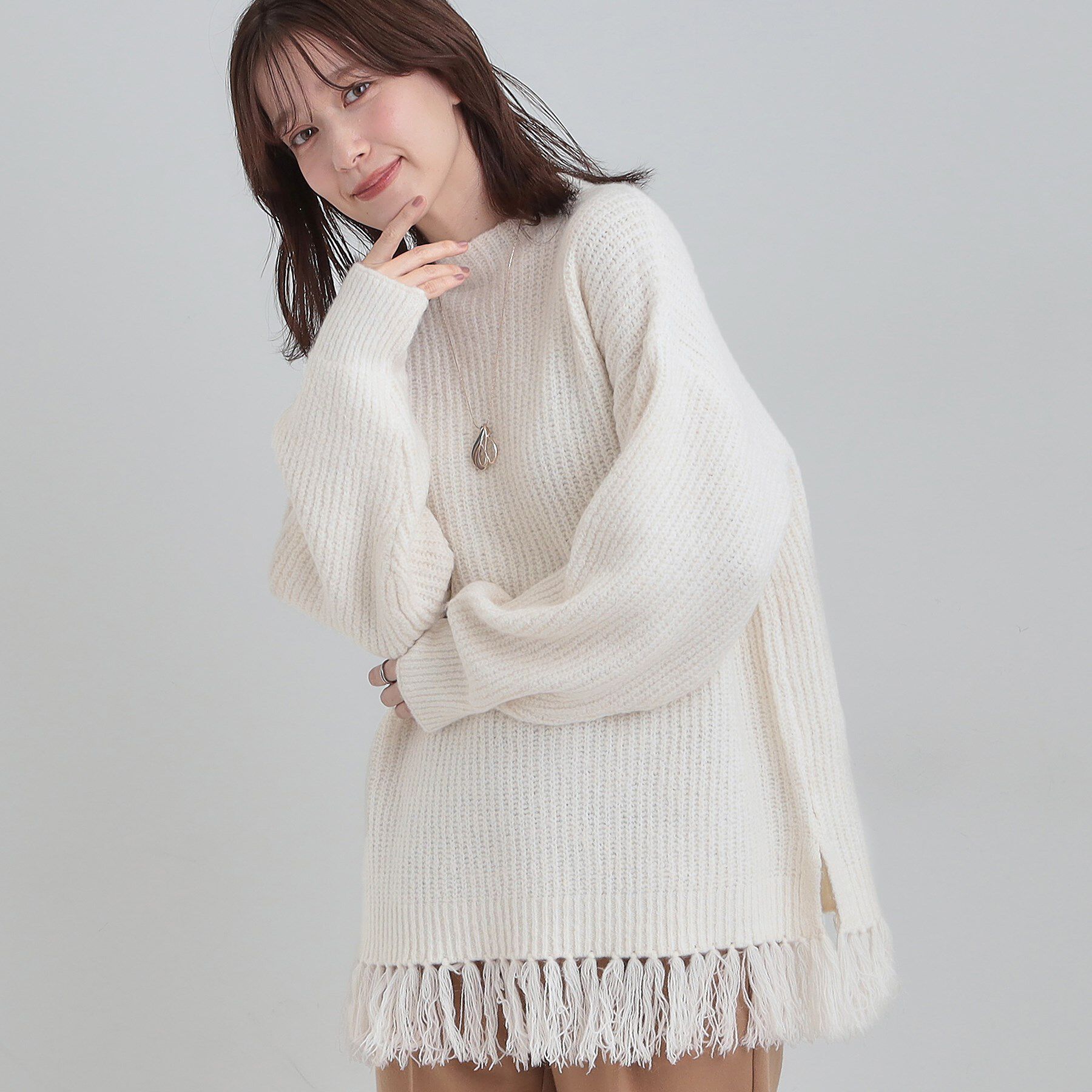 SHOO･LA･RUE「【S-LL】1枚でサマ見え 裾フリンジニット」|ニット・セーター|オフホワイト(003